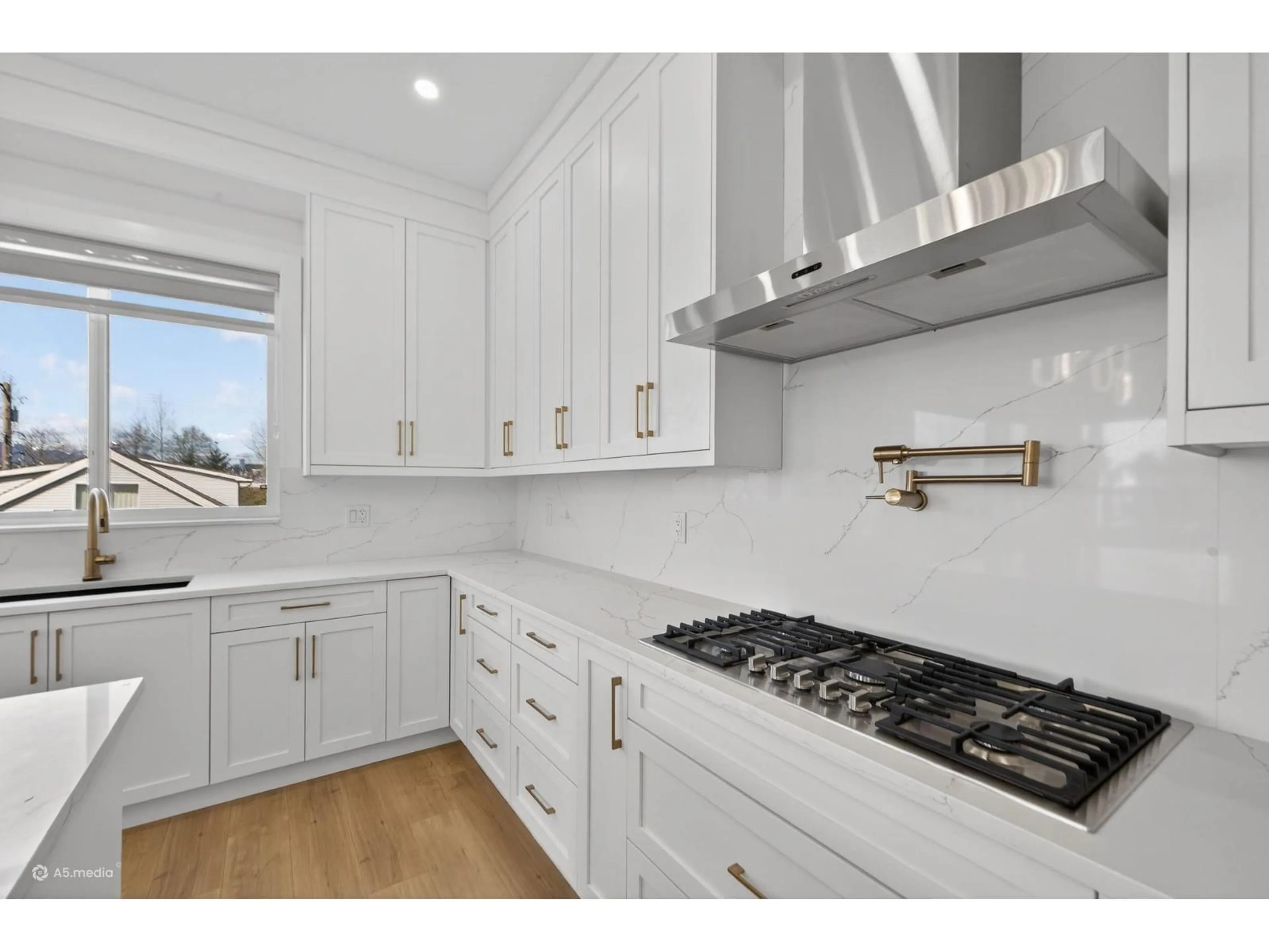 Open concept kitchen, ceramic/tile floor for 12927 115A AVENUE, Surrey British Columbia V3R2R3