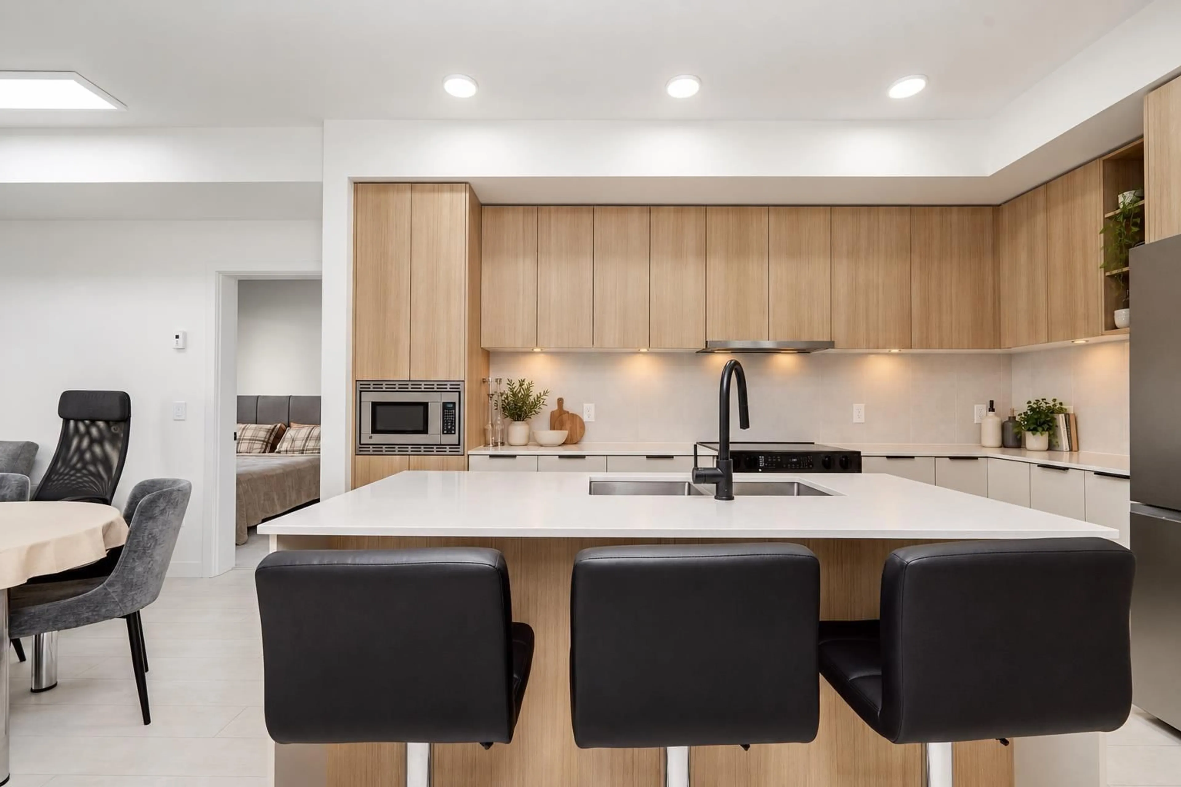 Contemporary kitchen, unknown for 221 - 9456 134 STREET, Surrey British Columbia V3V0G8