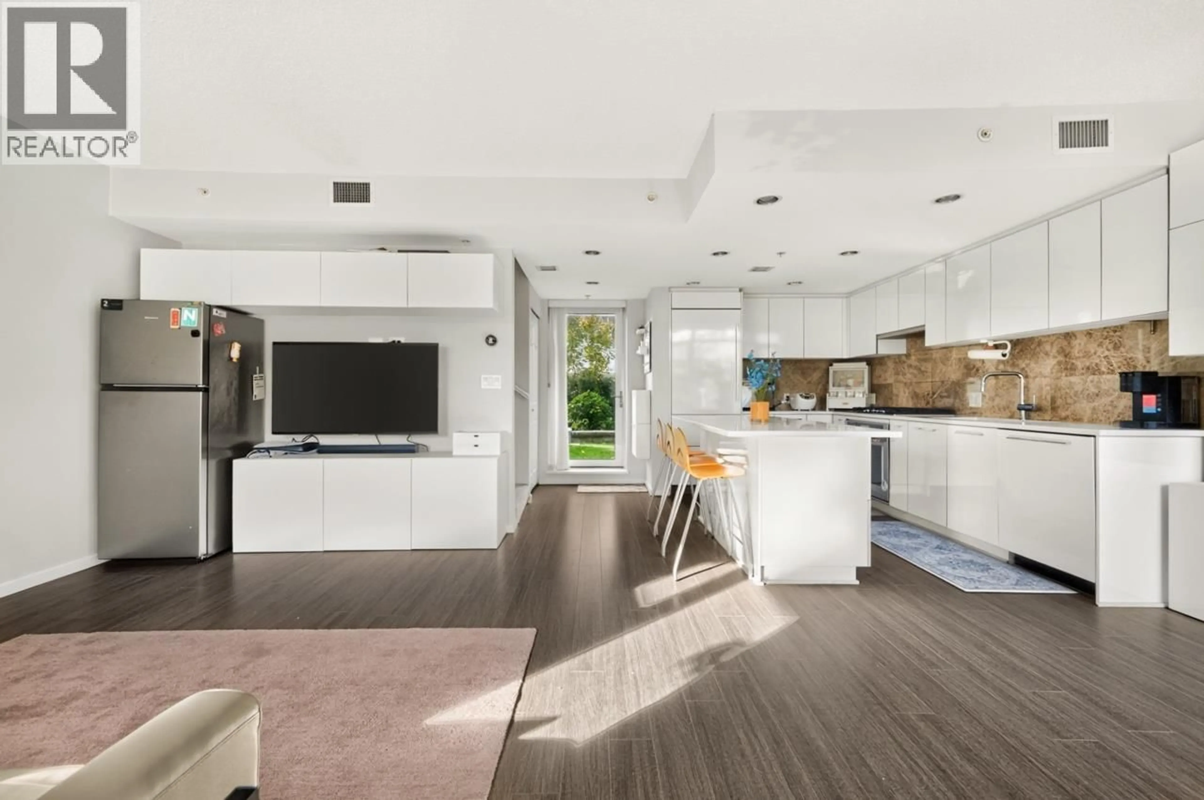 Open concept kitchen, ceramic/tile floor for 6693 MARLBOROUGH AVENUE, Burnaby British Columbia V5H0J3