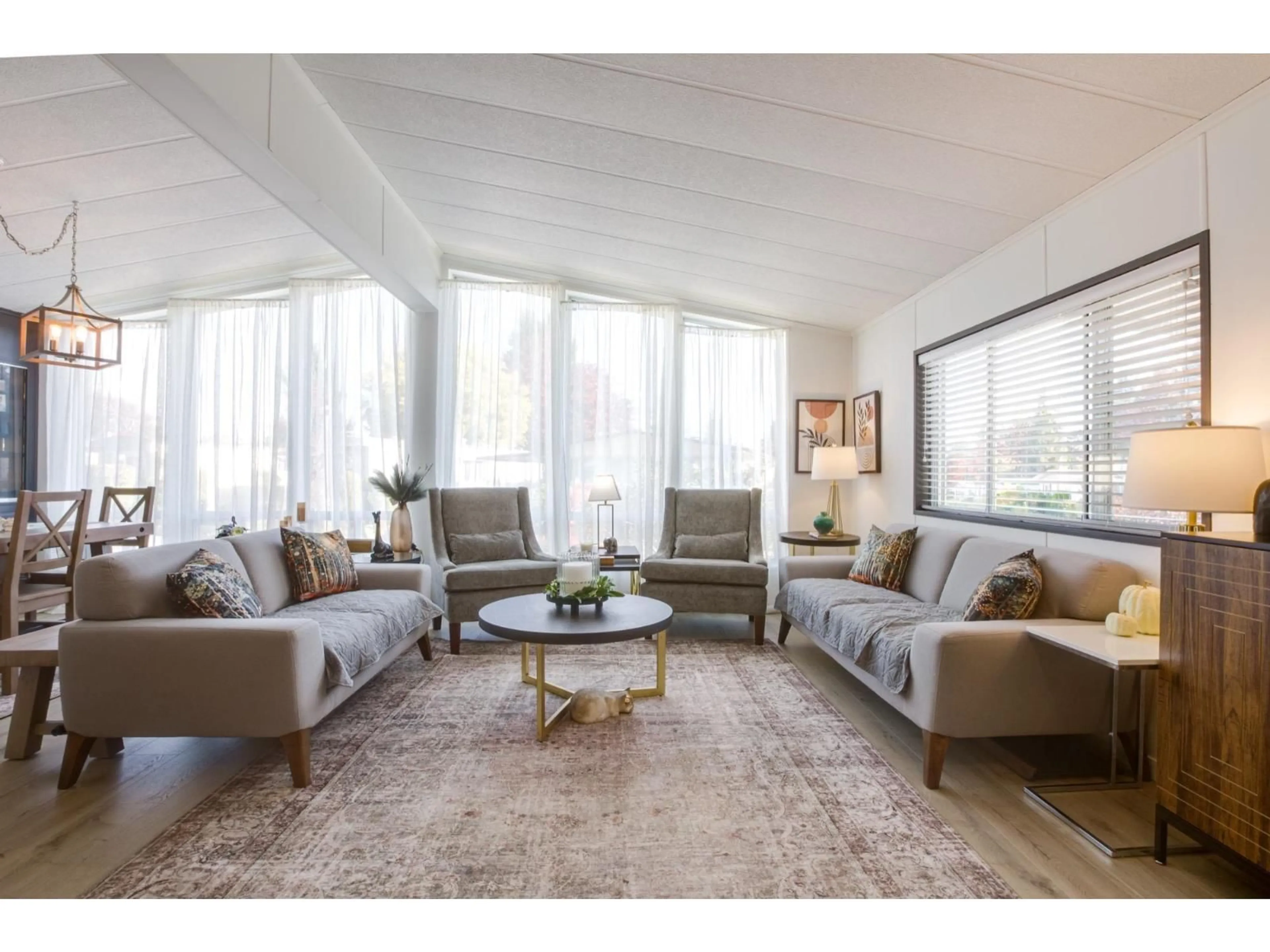 Living room with furniture, unknown for 65 - 15875 20 AVENUE, Surrey British Columbia V4A2B1