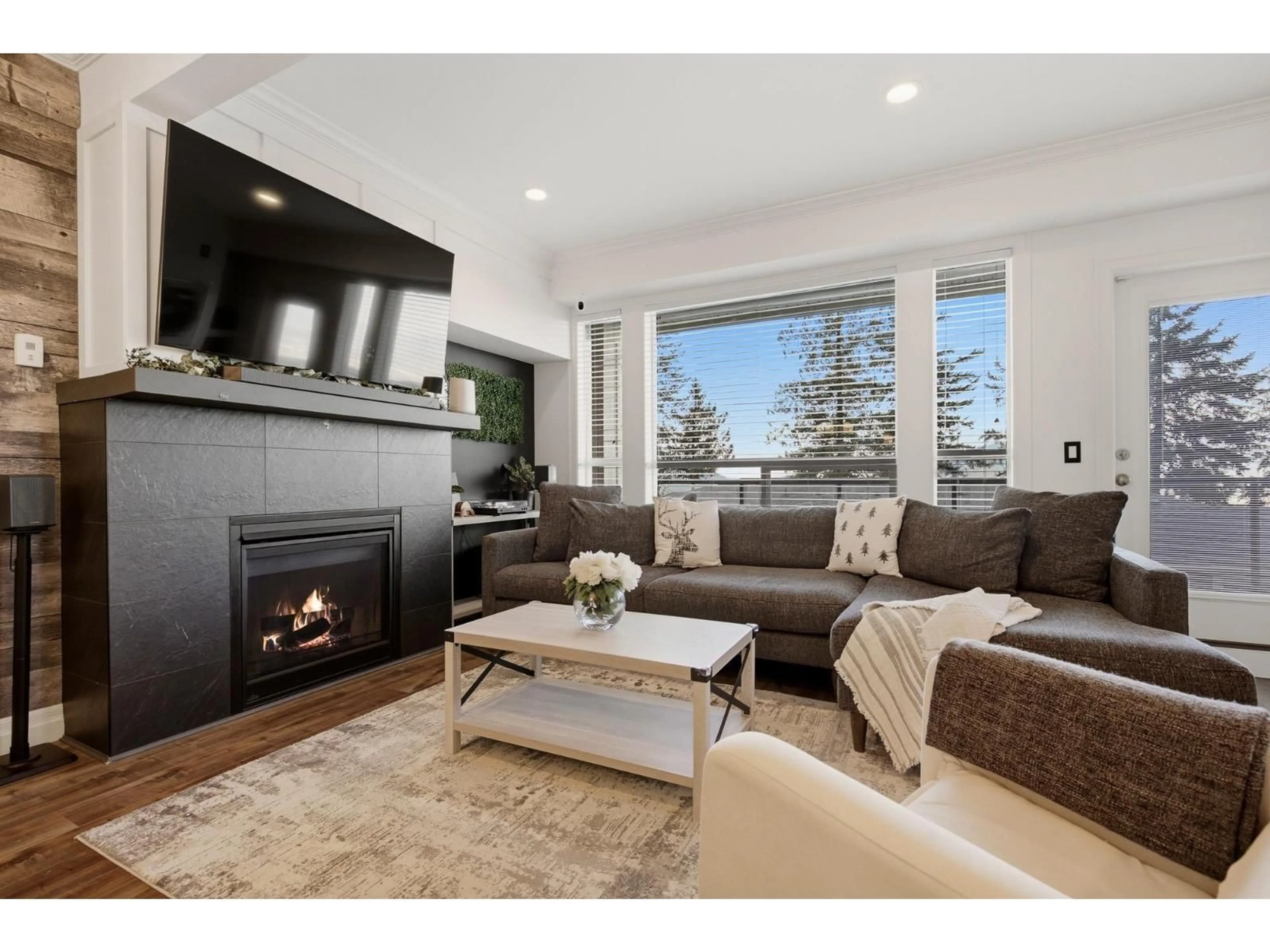Living room with furniture, wood/laminate floor for 53 - 6026 LINDEMAN STREET, Chilliwack British Columbia V2R0W1