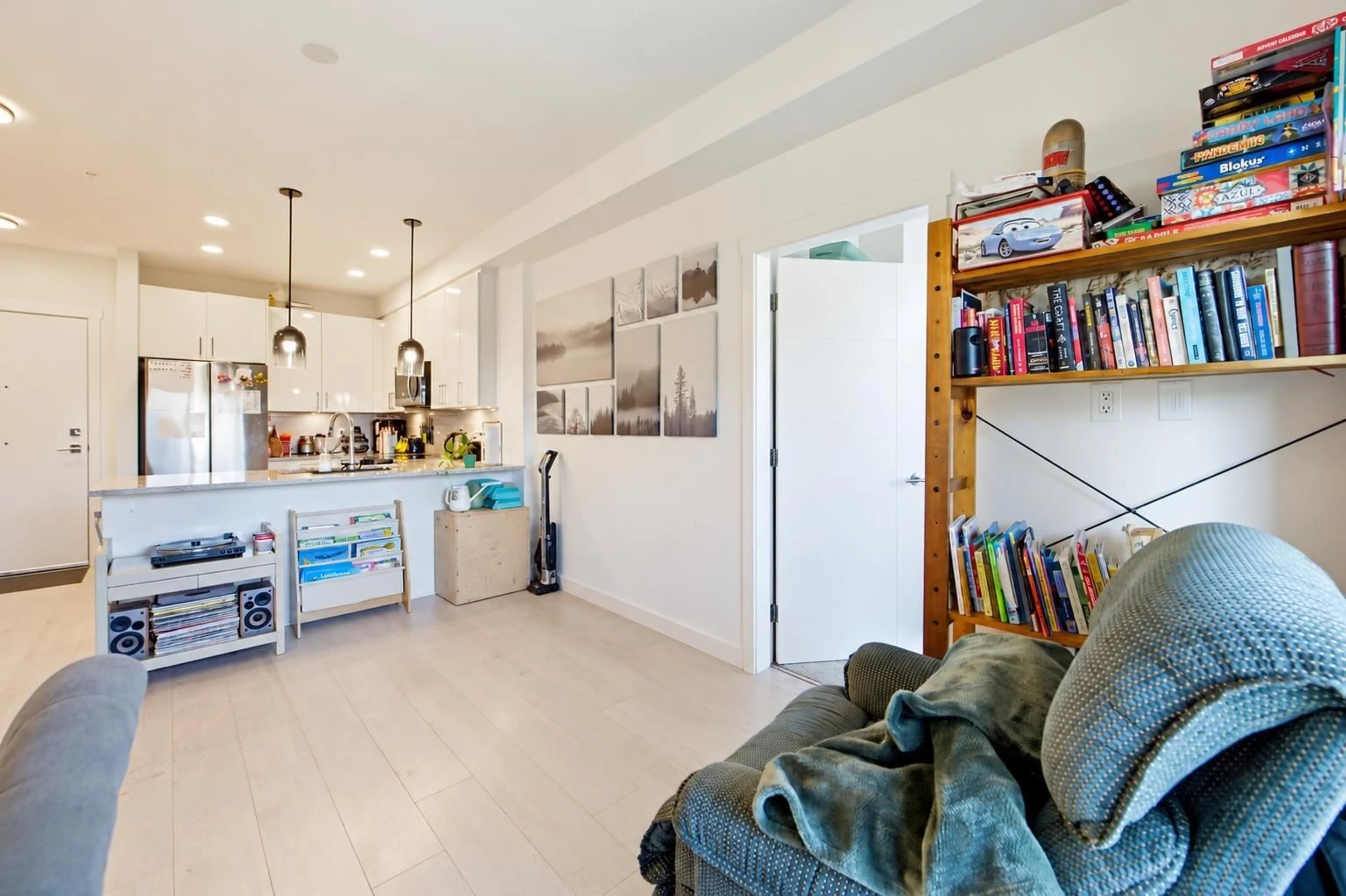 Open concept kitchen, unknown for 215 - 5504 BRYDON CRESCENT, Langley British Columbia V3A4A4