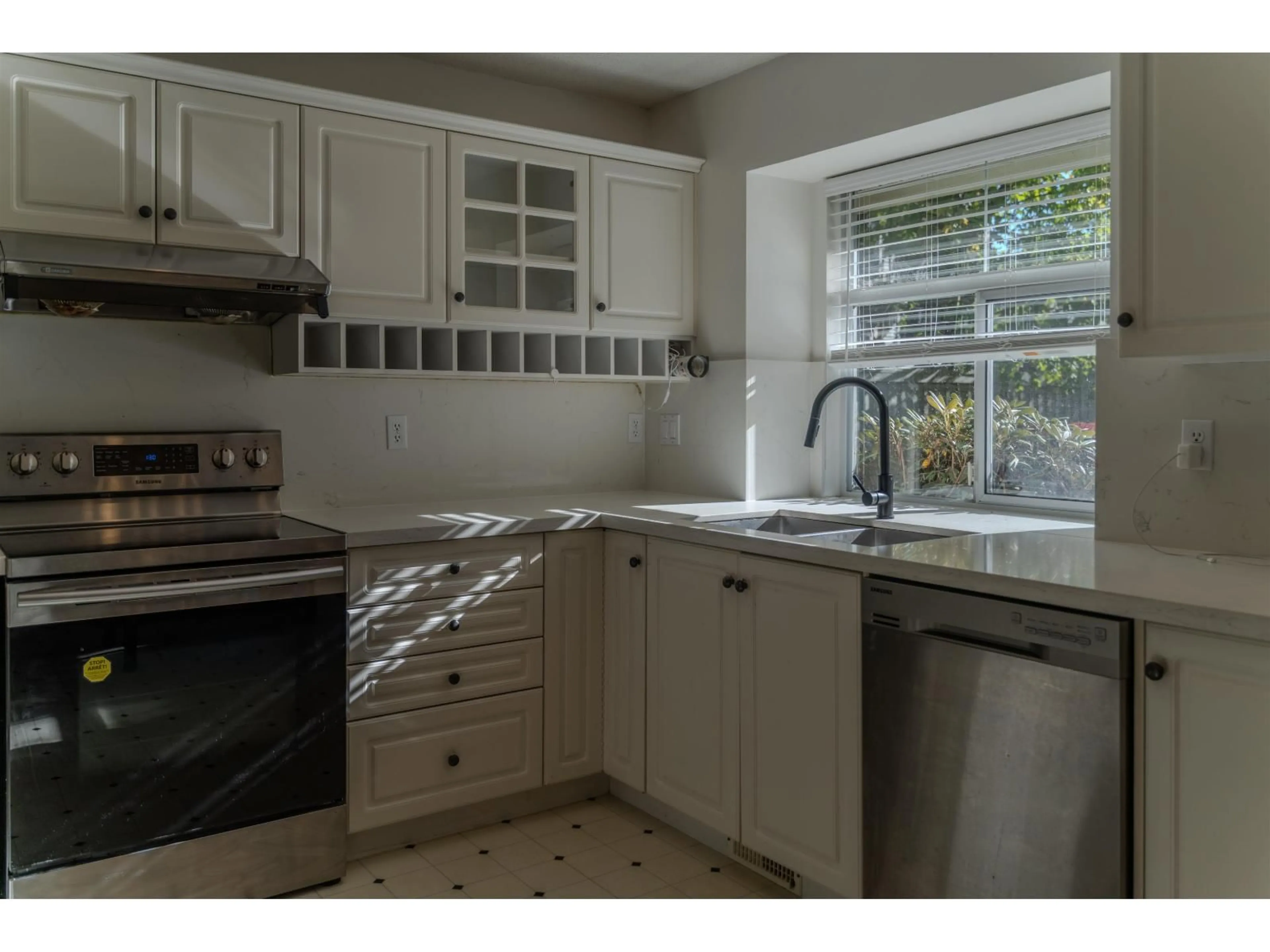 Standard kitchen, ceramic/tile floor for 17 - 15860 82 AVENUE, Surrey British Columbia V4N0S8