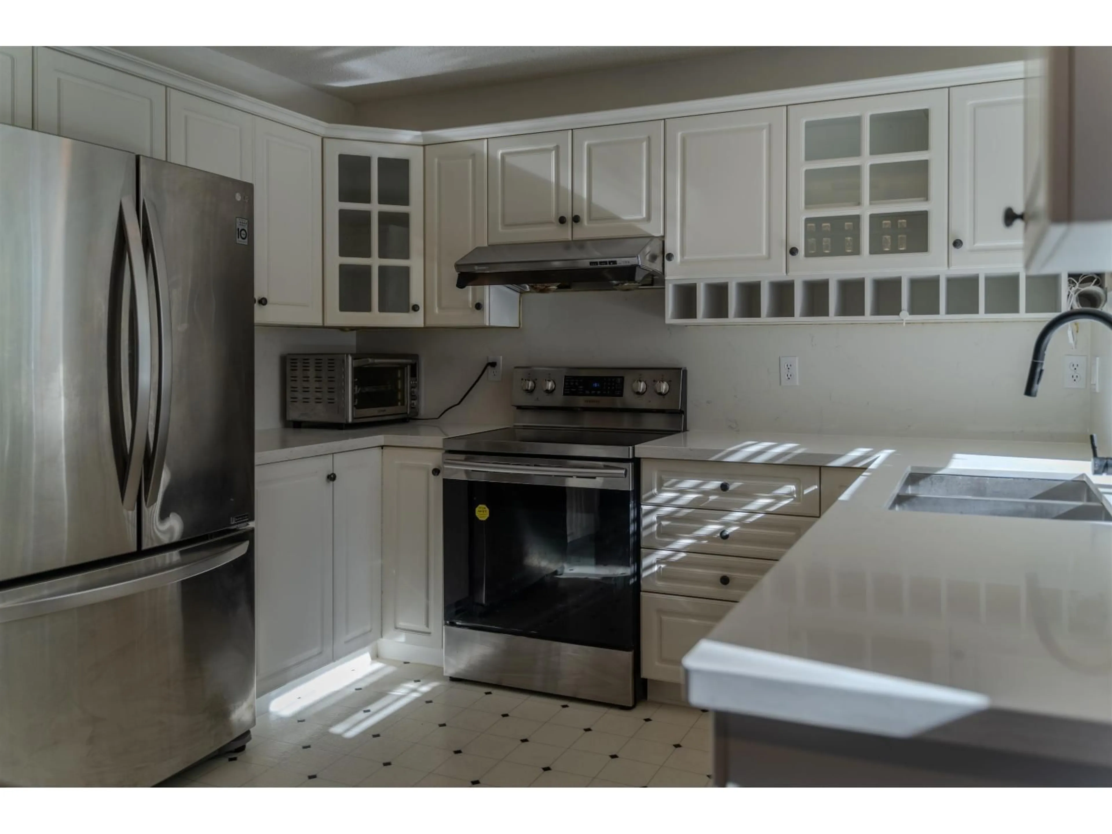 Standard kitchen, ceramic/tile floor for 17 - 15860 82 AVENUE, Surrey British Columbia V4N0S8