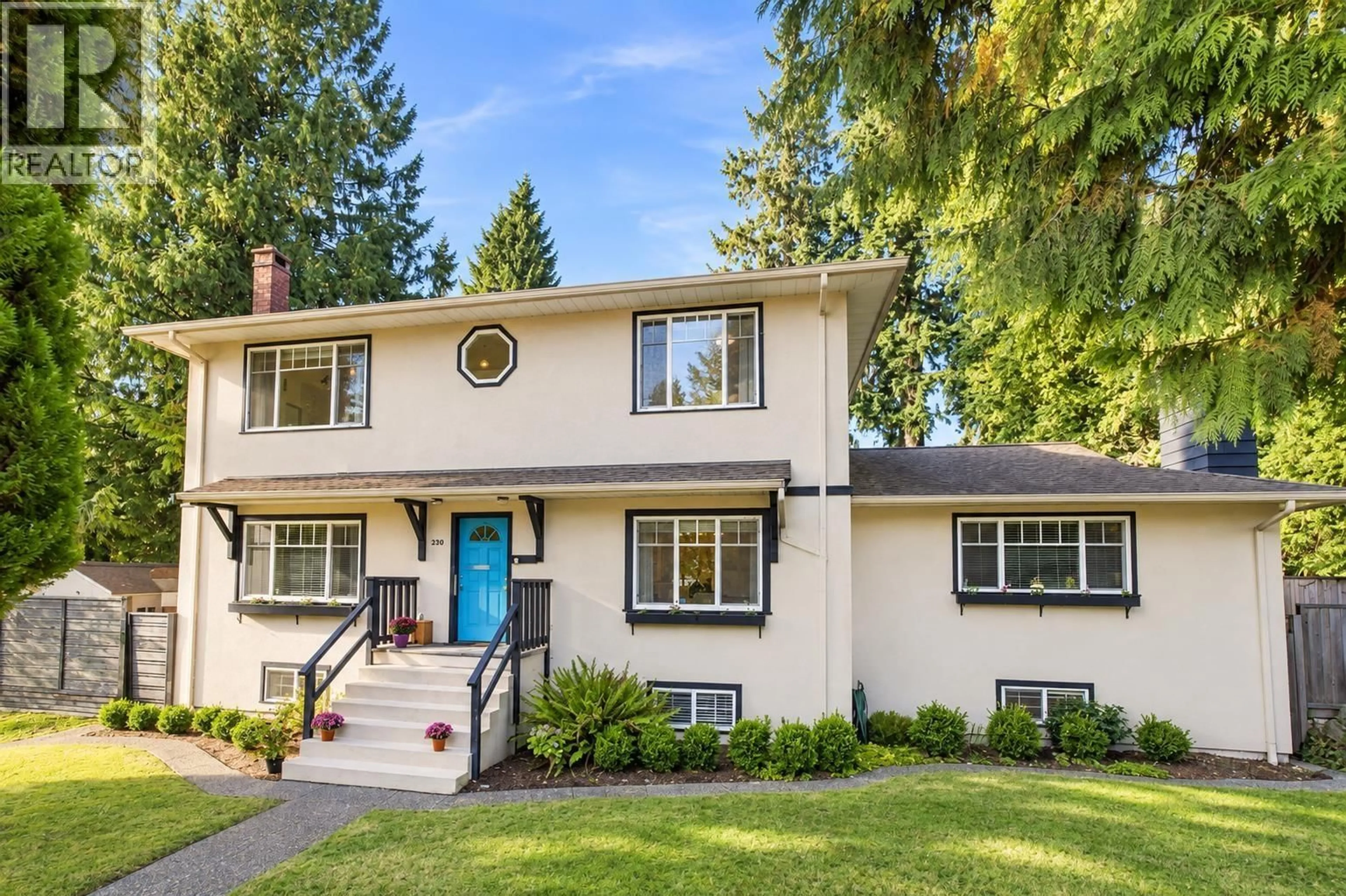 Home with vinyl exterior material, street for 300 25TH STREET, North Vancouver British Columbia V7N1A3
