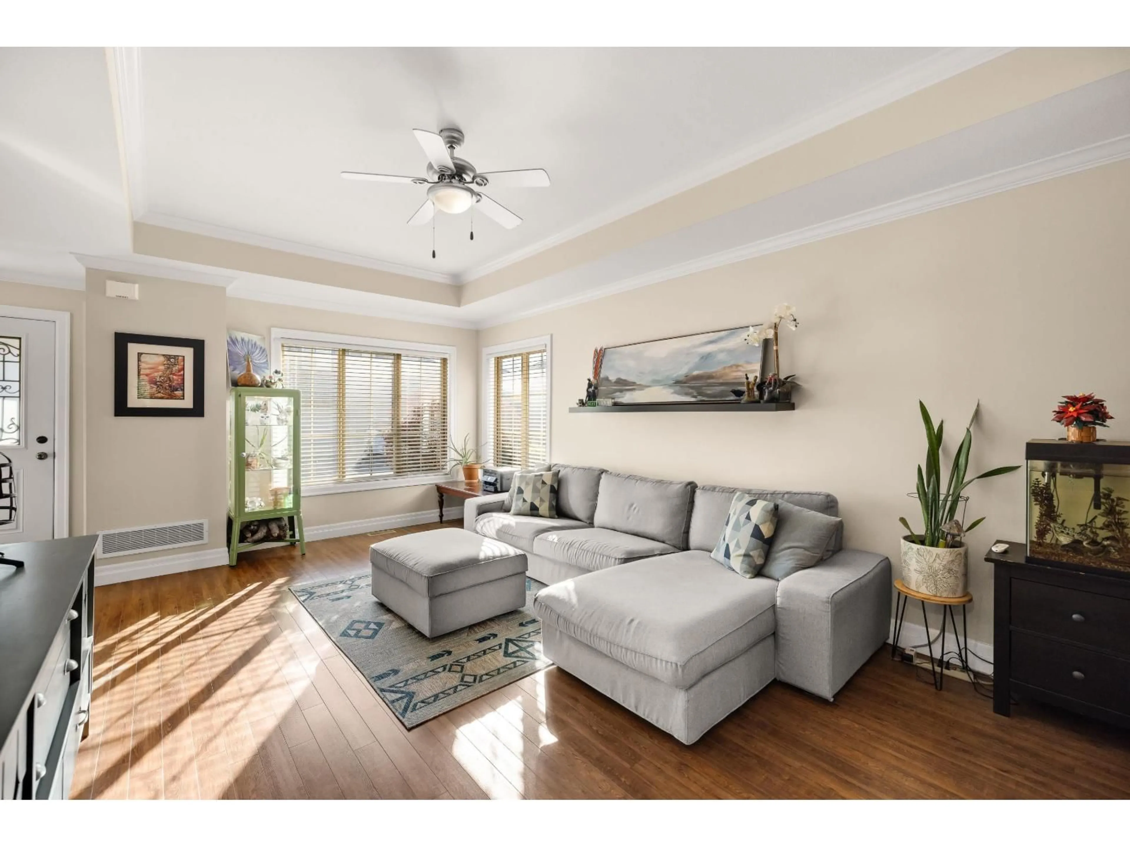 Living room with furniture, wood/laminate floor for 35 - 44523 MCLAREN DRIVE, Chilliwack British Columbia V2R0C2