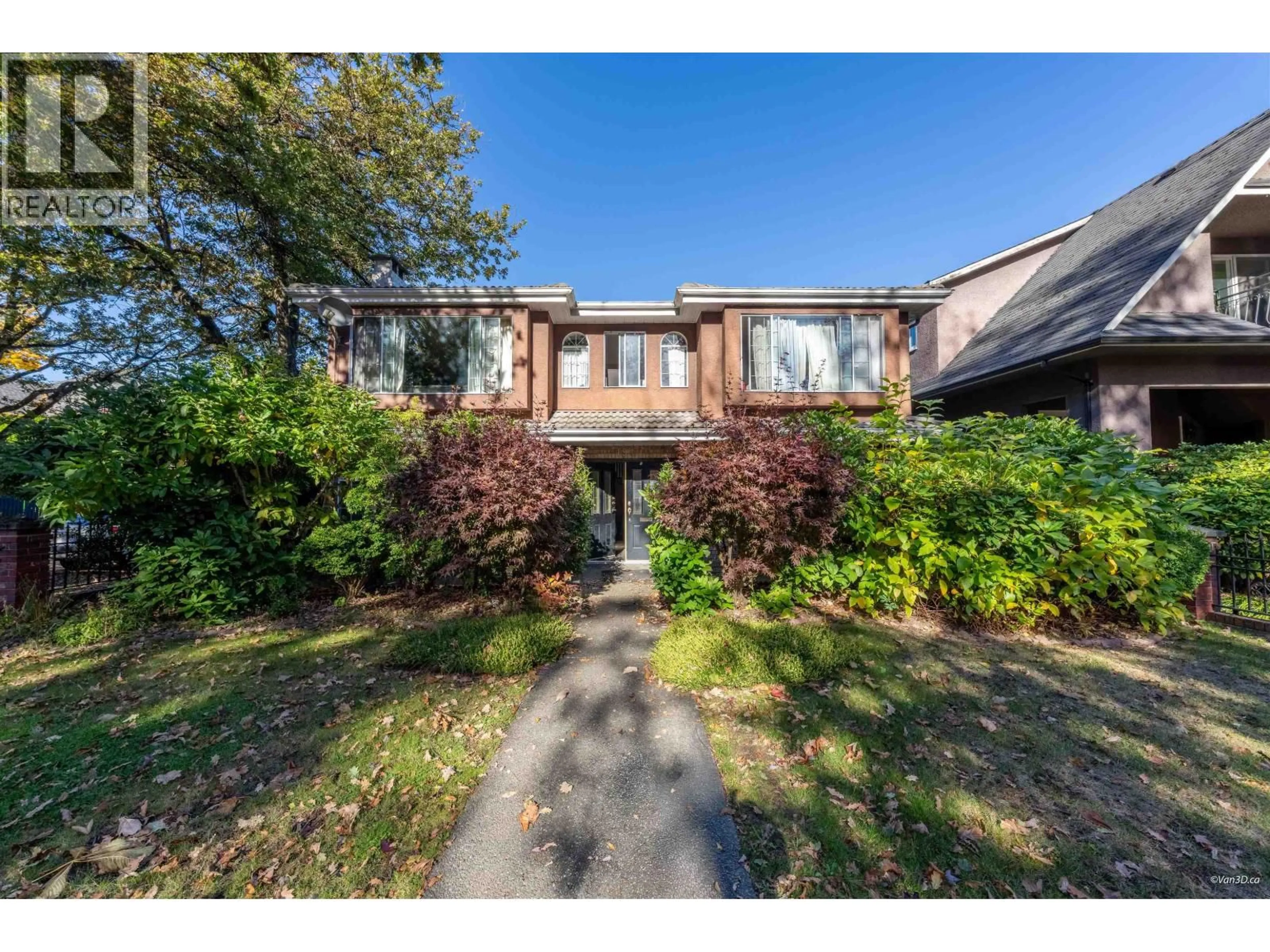 A pic from outside/outdoor area/front of a property/back of a property/a pic from drone, street for 195 17TH AVENUE, Vancouver British Columbia V5Y1Z7