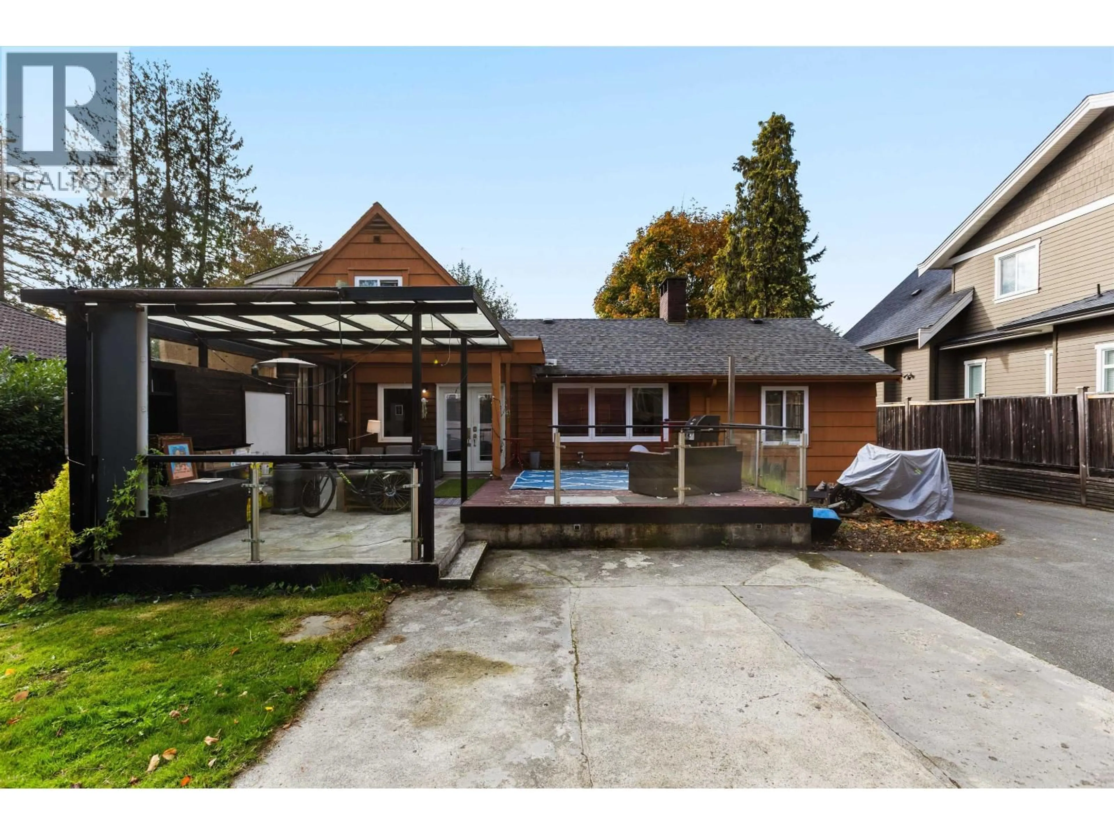 A pic from outside/outdoor area/front of a property/back of a property/a pic from drone, street for 1970 SPERLING AVENUE, Burnaby British Columbia V5B4K5