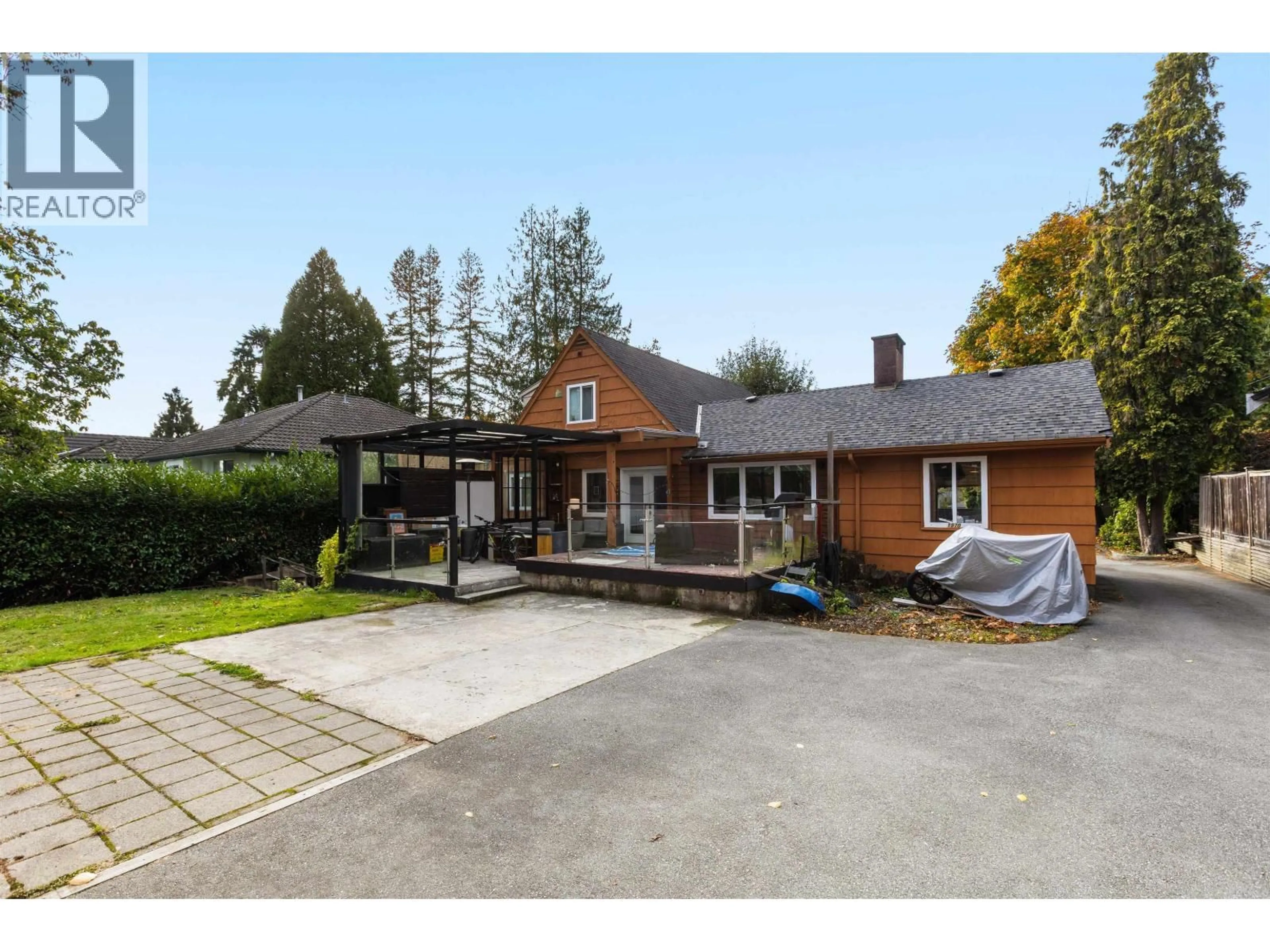 A pic from outside/outdoor area/front of a property/back of a property/a pic from drone, street for 1970 SPERLING AVENUE, Burnaby British Columbia V5B4K5