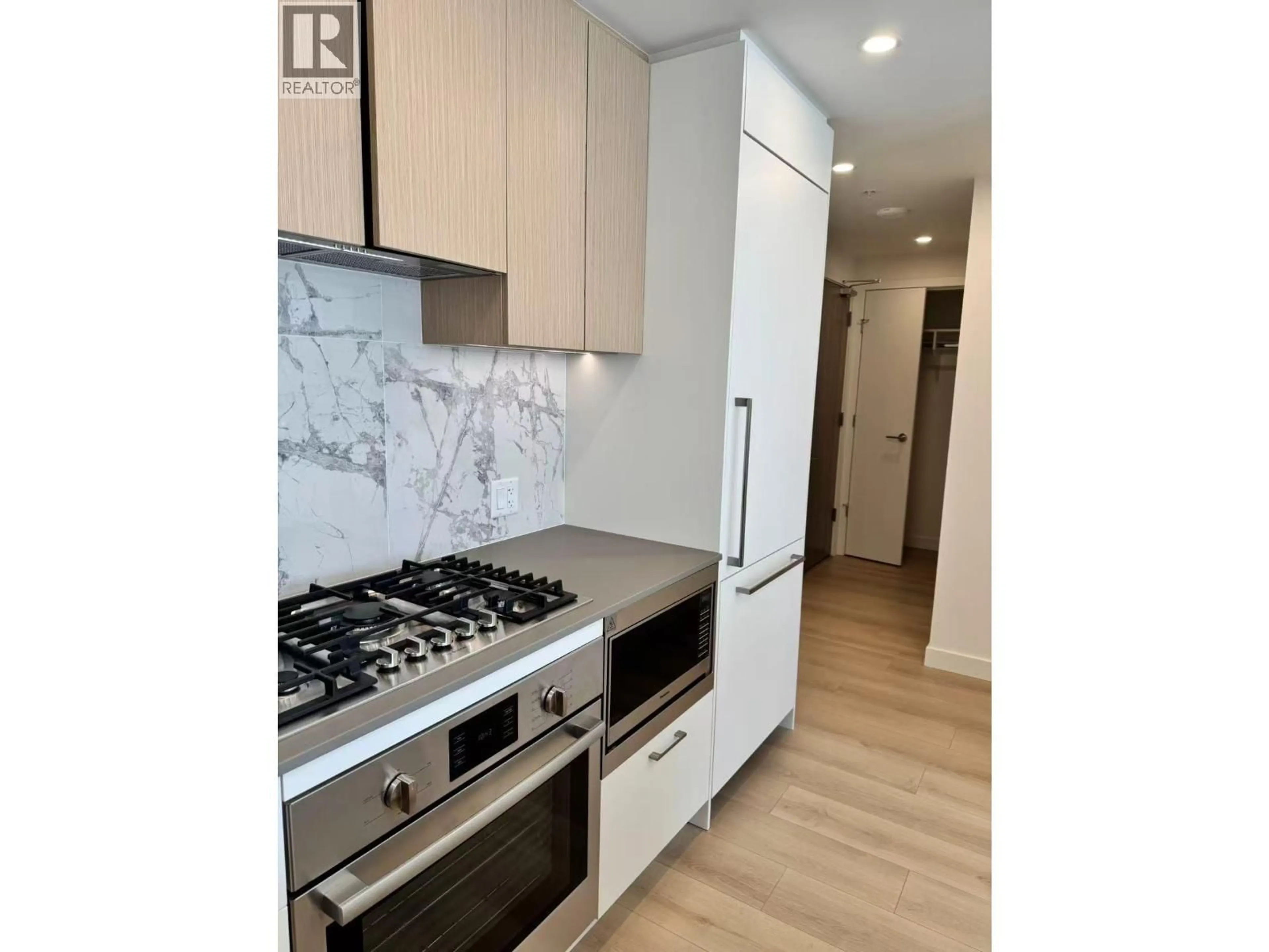Standard kitchen, wood/laminate floor for 308 - 6468 WILLINGDON AVENUE, Burnaby British Columbia V5H0L3