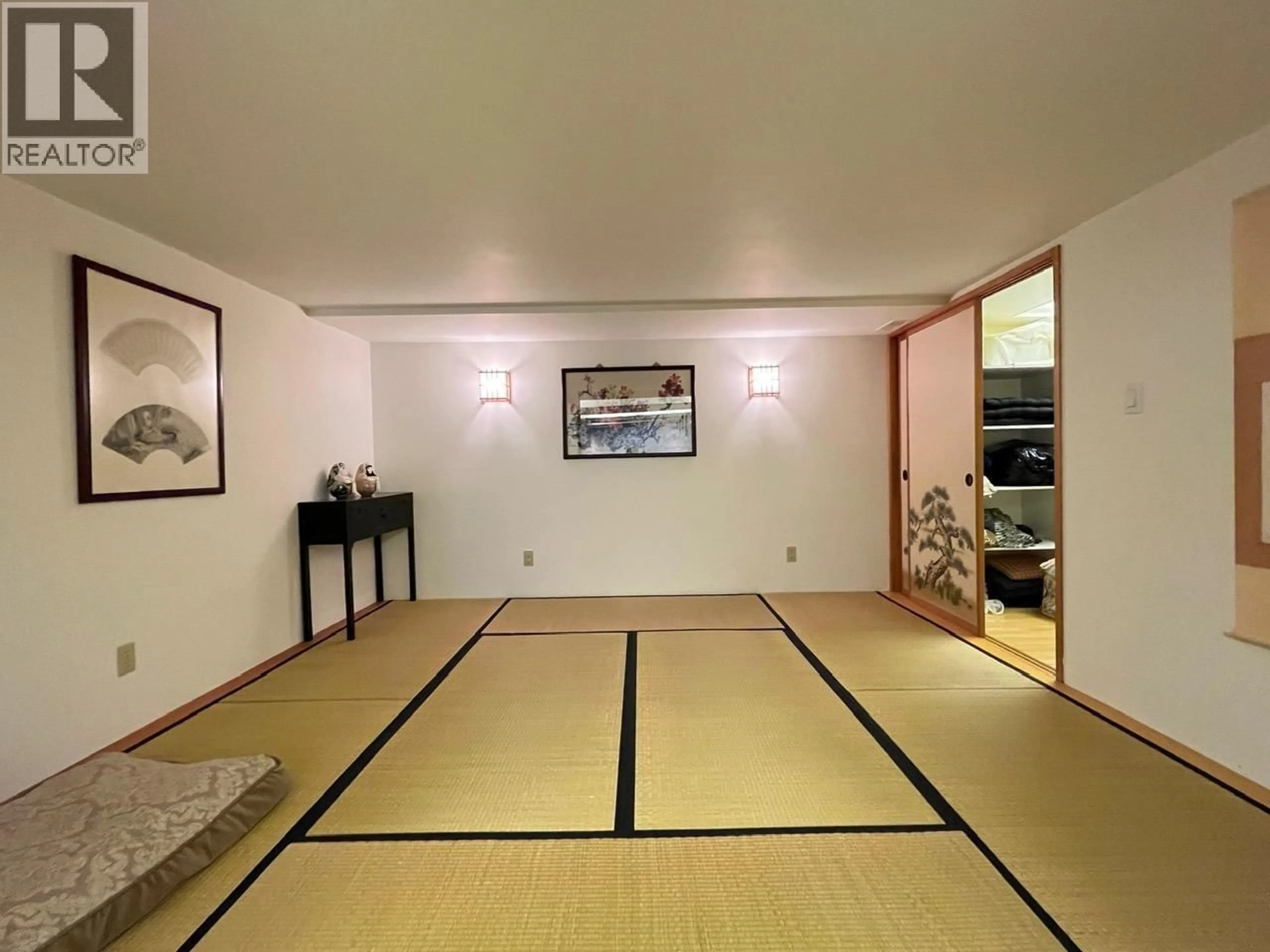 Indoor foyer for 1263 CHARTWELL PLACE, West Vancouver British Columbia V7S2S2