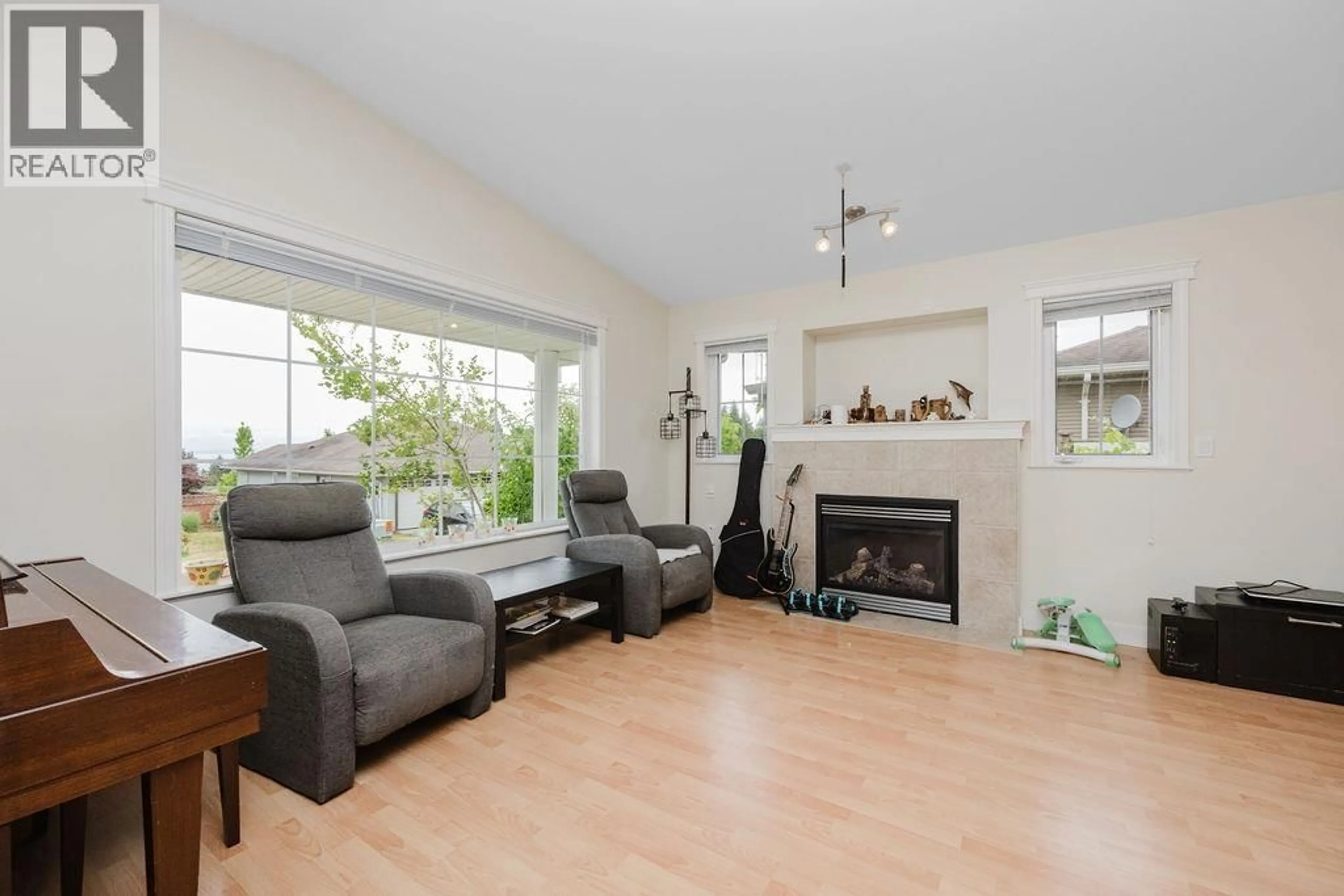 Living room with furniture, wood/laminate floor for 5687 EMILY WAY, Sechelt British Columbia V7Z0N5