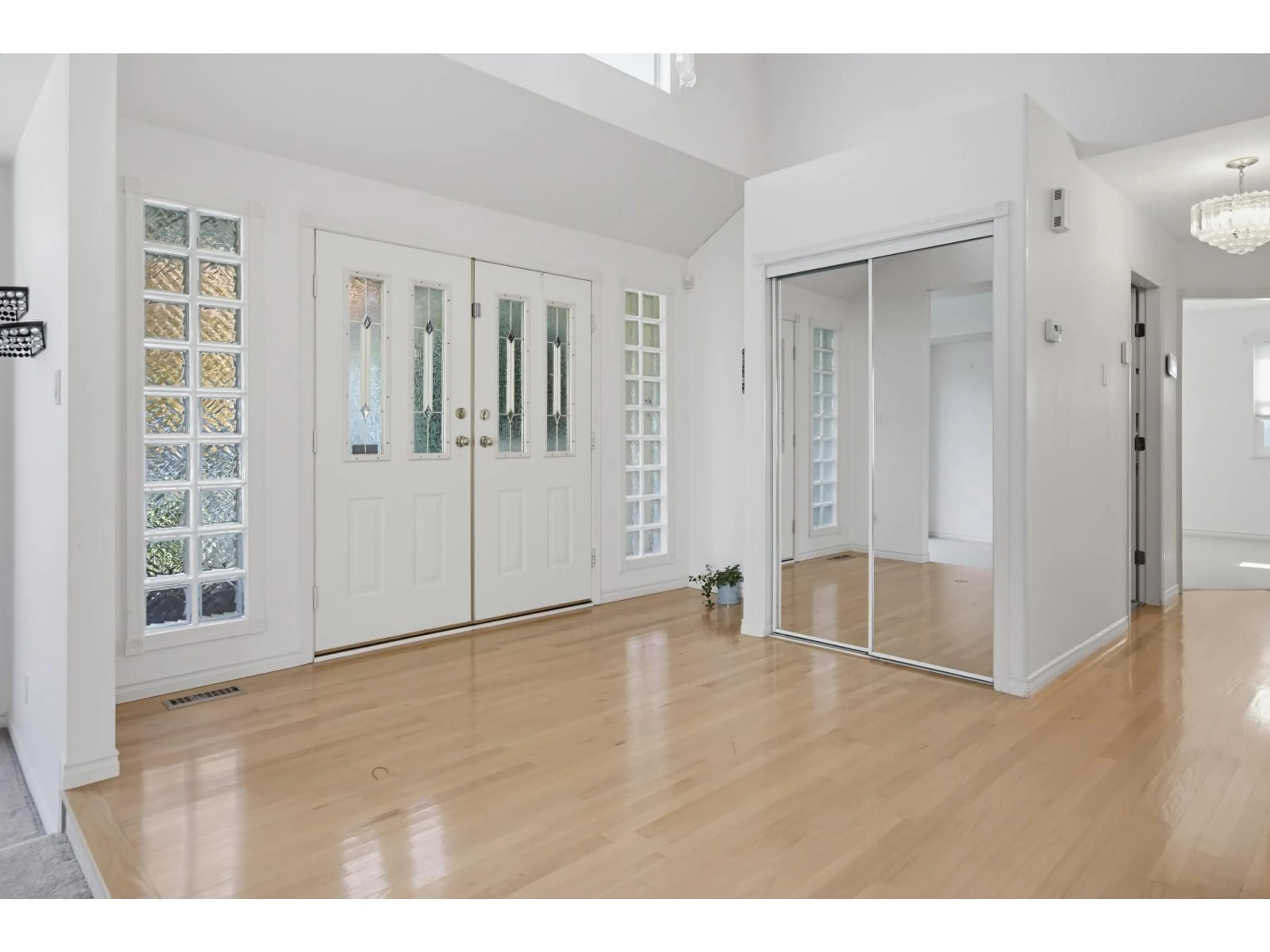 Indoor entryway for 8537 166 STREET, Surrey British Columbia V4N3H1