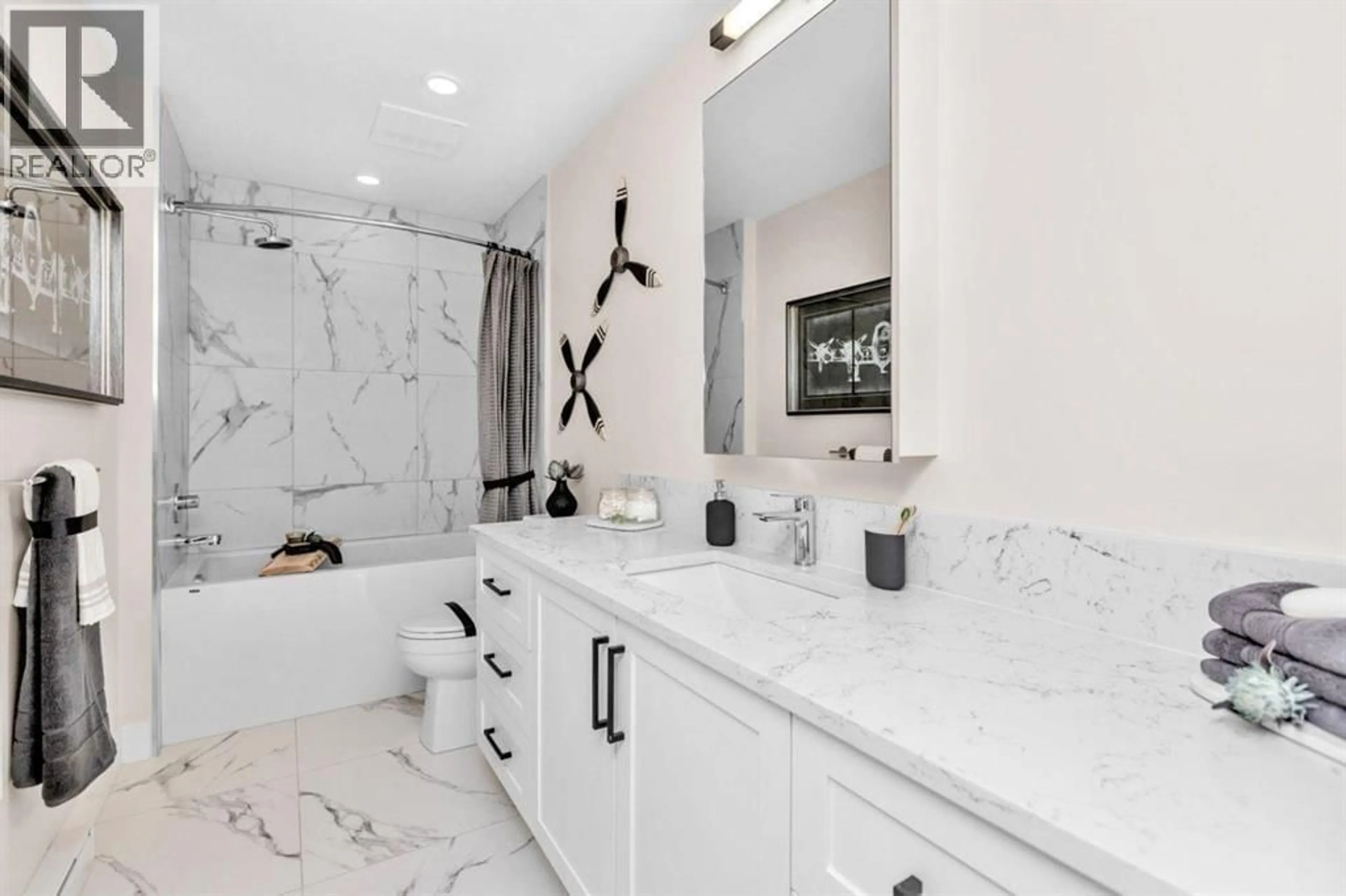 Contemporary bathroom, ceramic/tile floor for 510 - 22633 SELKIRK AVENUE, Maple Ridge British Columbia V2X1C7
