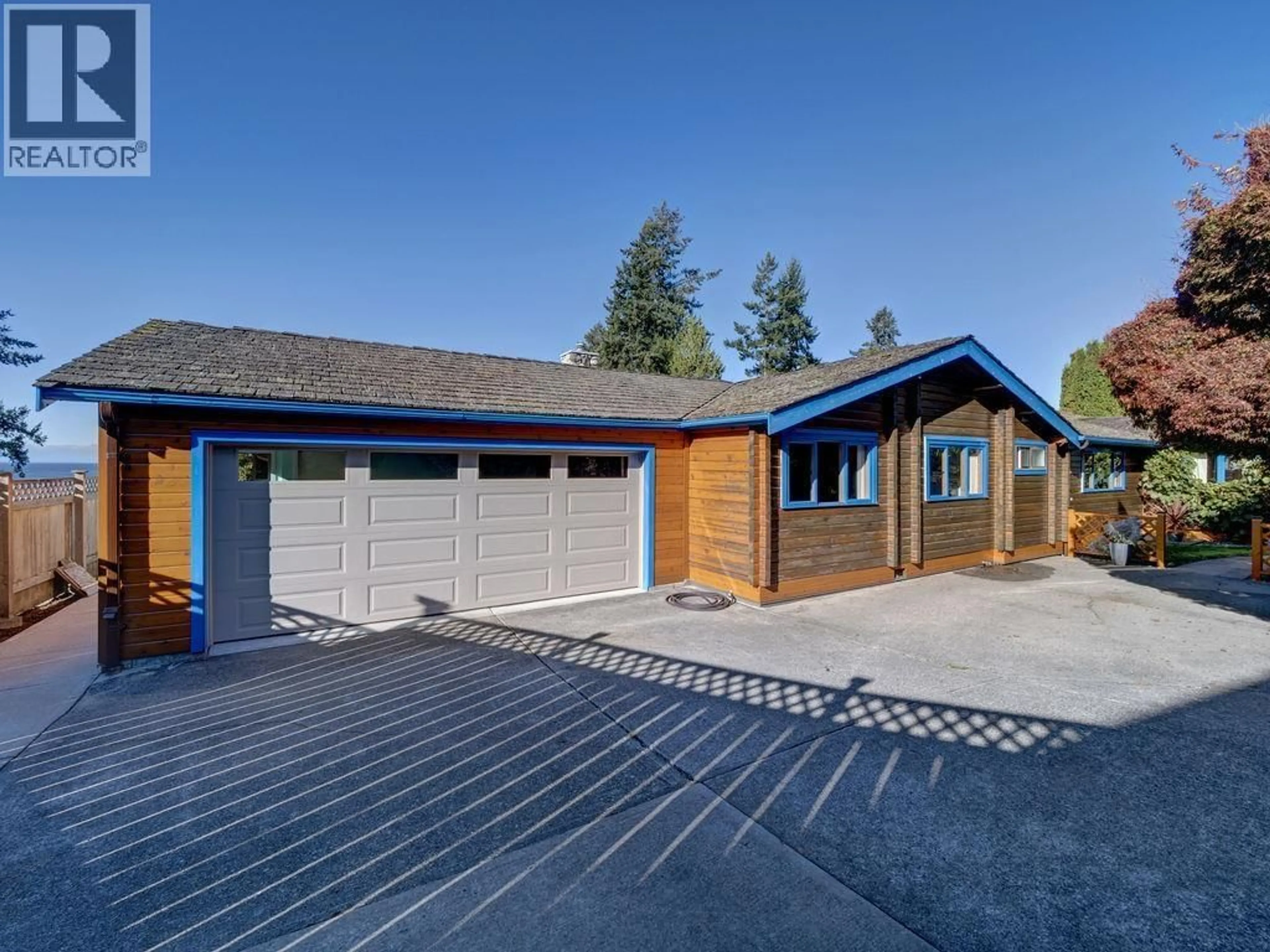 Indoor garage for 5229 YACHT ROAD, Sechelt British Columbia V7Z0C1