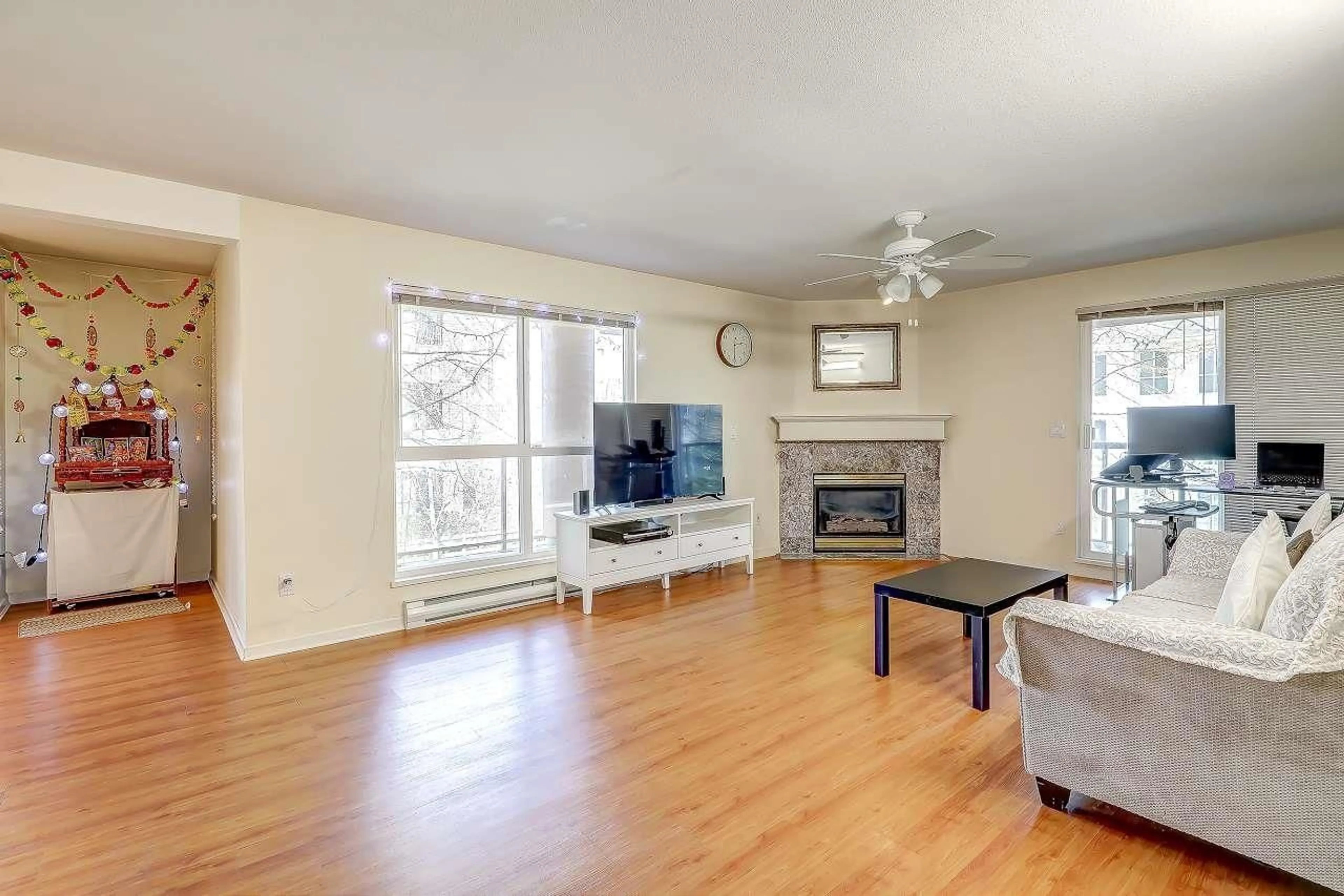Living room with furniture, wood/laminate floor for 210 - 14980 101A AVENUE, Surrey British Columbia V3R0T1