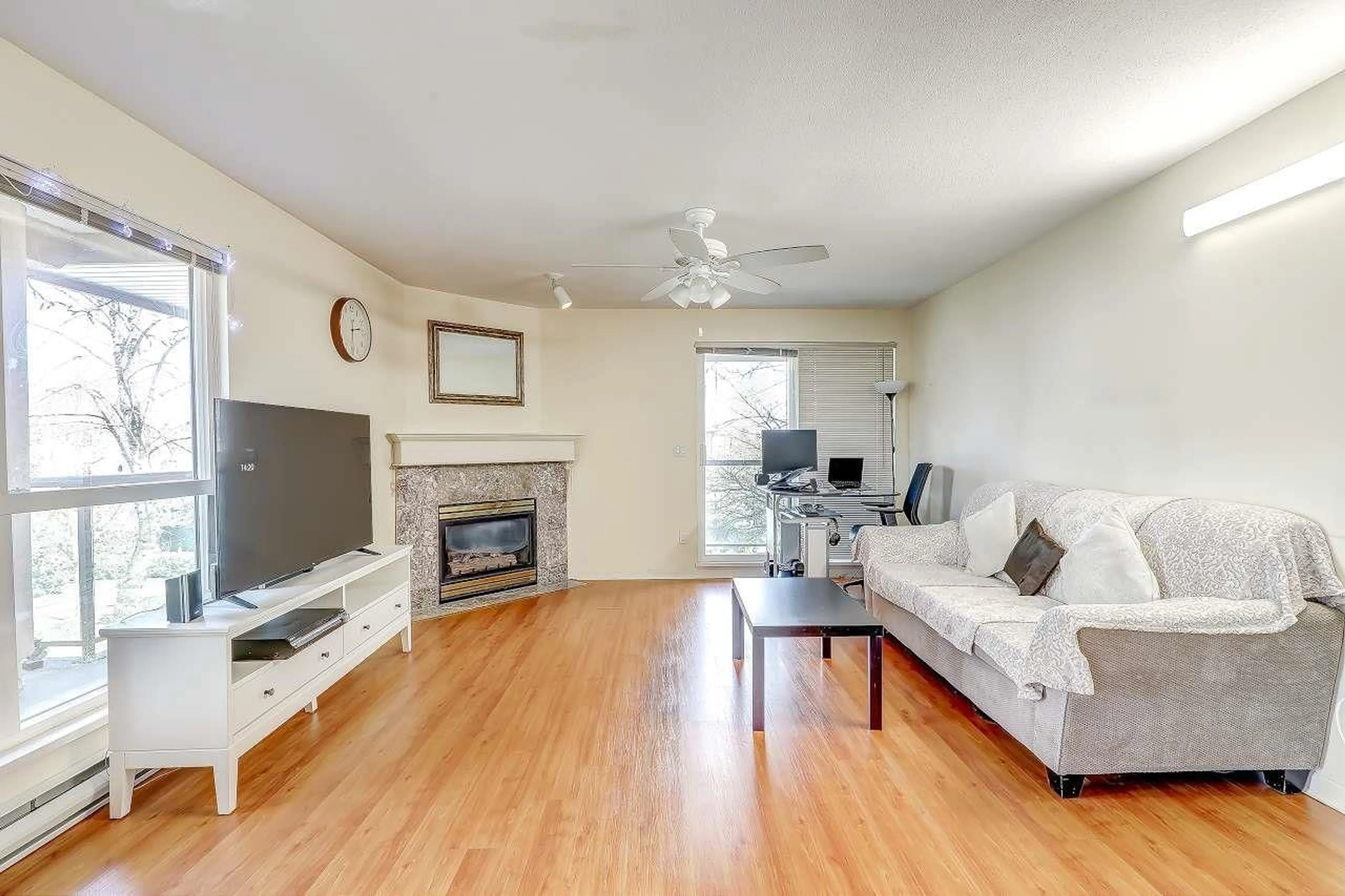 Living room with furniture, wood/laminate floor for 210 - 14980 101A AVENUE, Surrey British Columbia V3R0T1