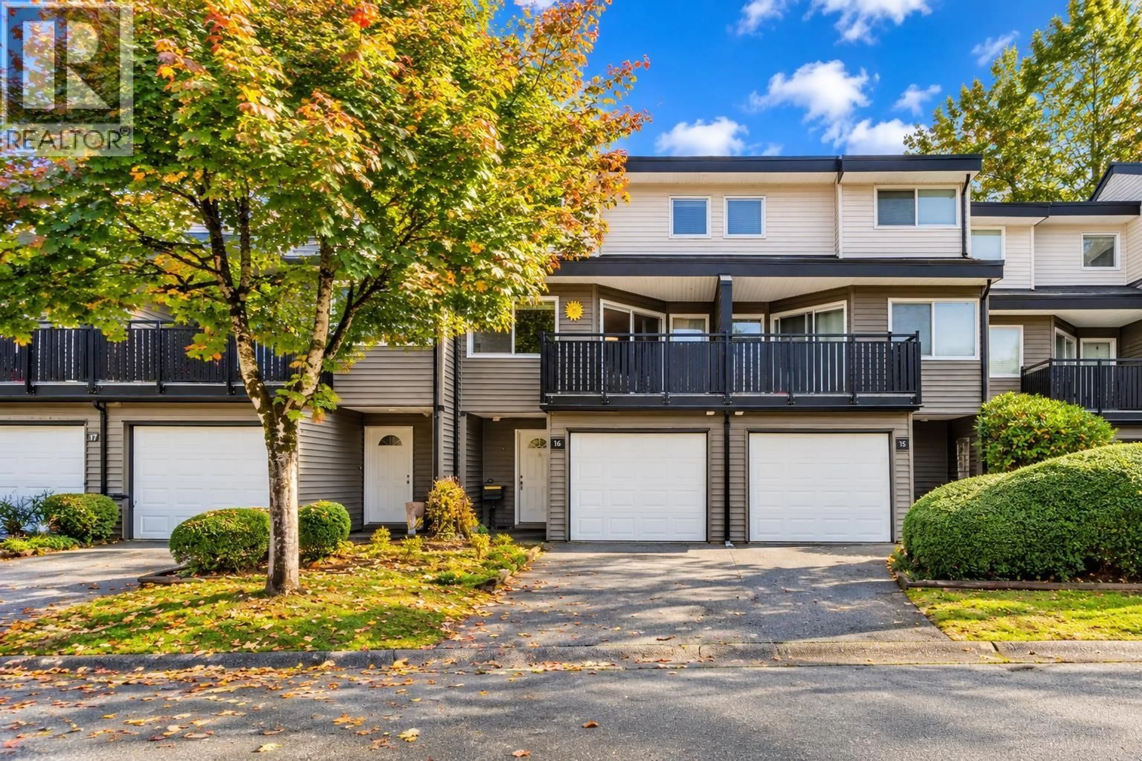 Home with vinyl exterior material, street for 16 - 12120 189A STREET, Pitt Meadows British Columbia V3Y1V4
