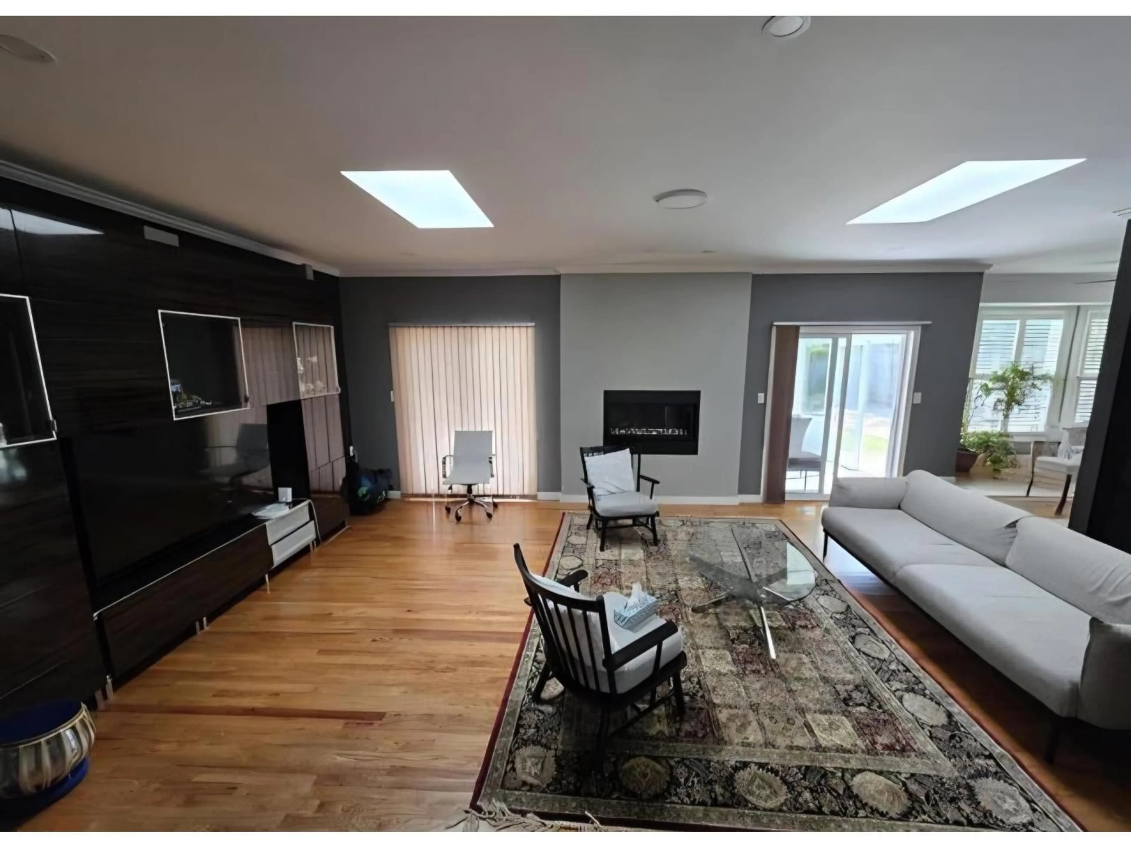 Living room with furniture, unknown for 15580 20 AVENUE, Surrey British Columbia V4A2A5