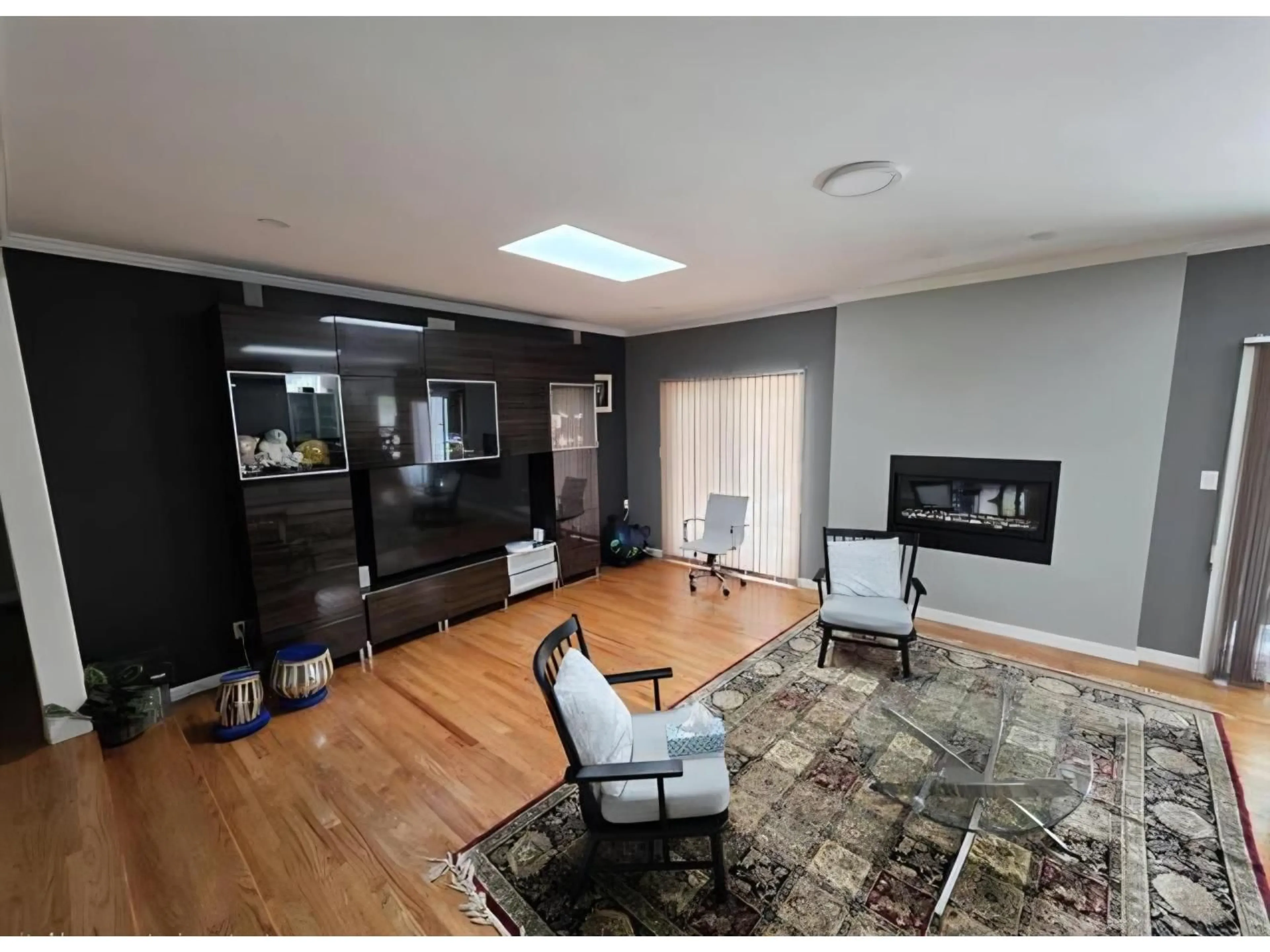 Living room with furniture, wood/laminate floor for 15580 20 AVENUE, Surrey British Columbia V4A2A5