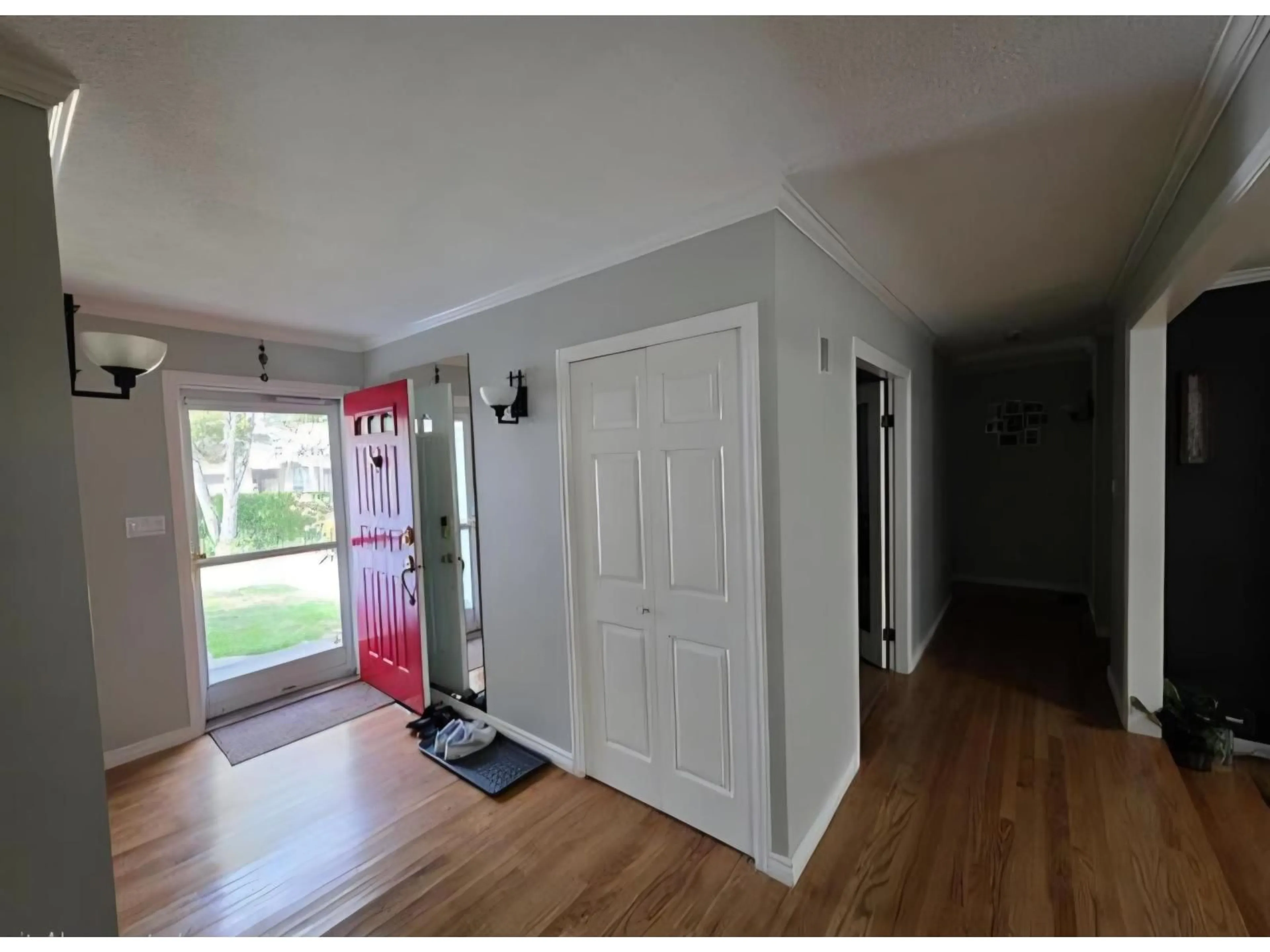 Indoor entryway for 15580 20 AVENUE, Surrey British Columbia V4A2A5