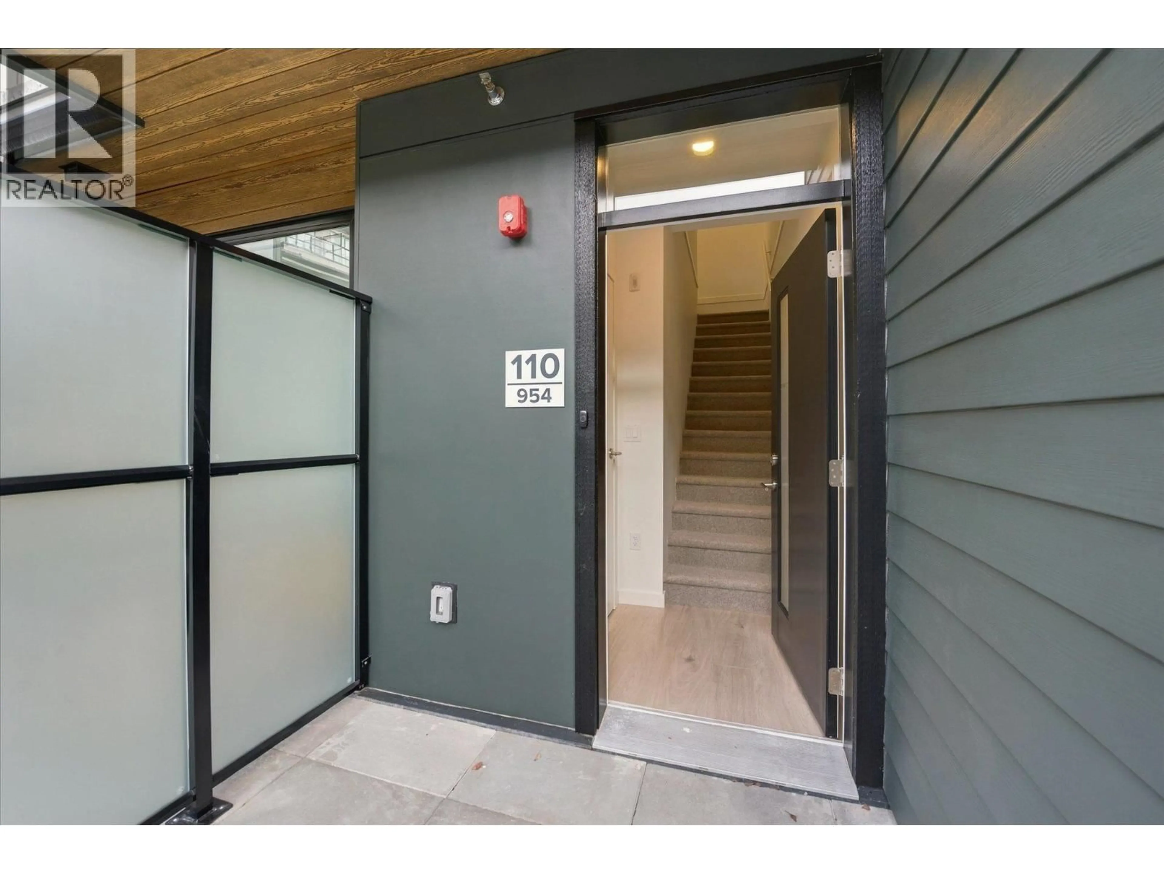 Indoor entryway for 110 - 954 LYTTON STREET, North Vancouver British Columbia V7P0C4