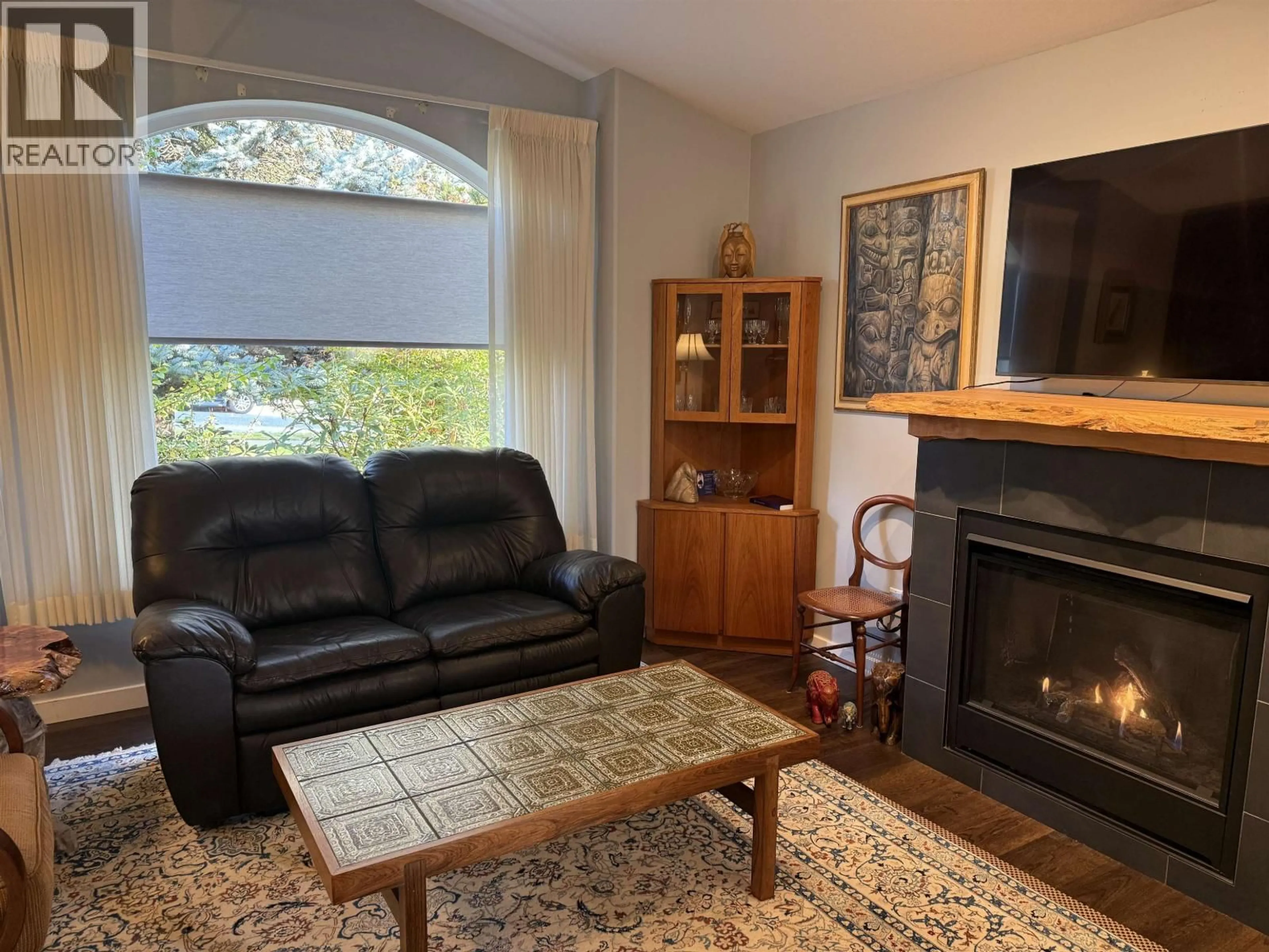 Living room with furniture, unknown for 811 AURORA WAY, Gibsons British Columbia V0N1V9