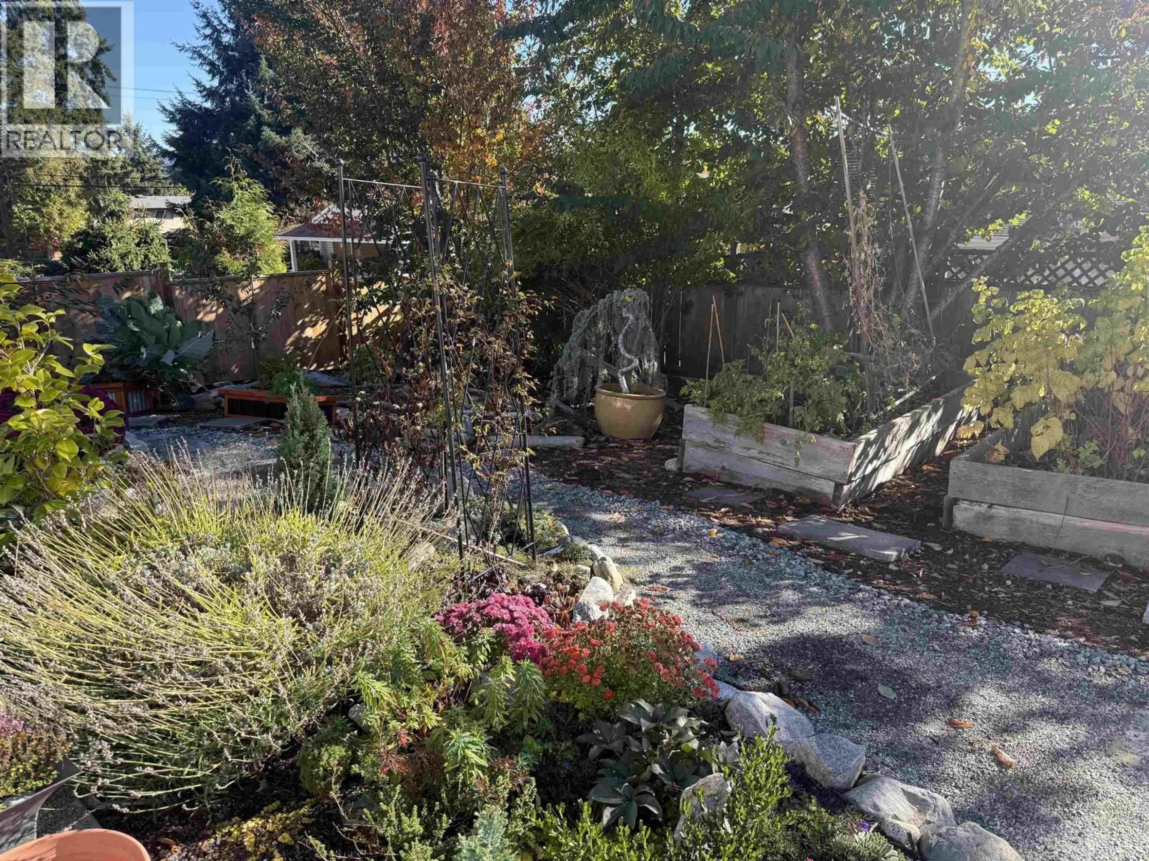Patio, unknown for 811 AURORA WAY, Gibsons British Columbia V0N1V9