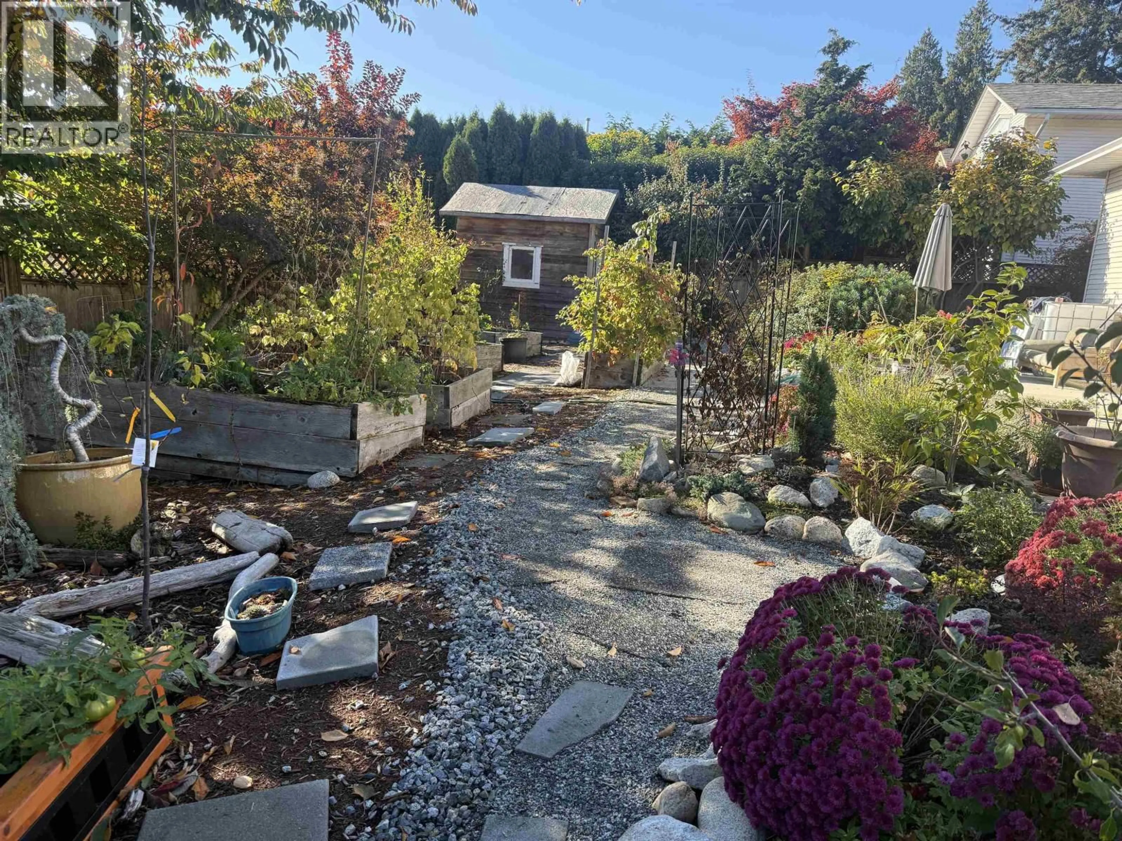 A pic from outside/outdoor area/front of a property/back of a property/a pic from drone, street for 811 AURORA WAY, Gibsons British Columbia V0N1V9