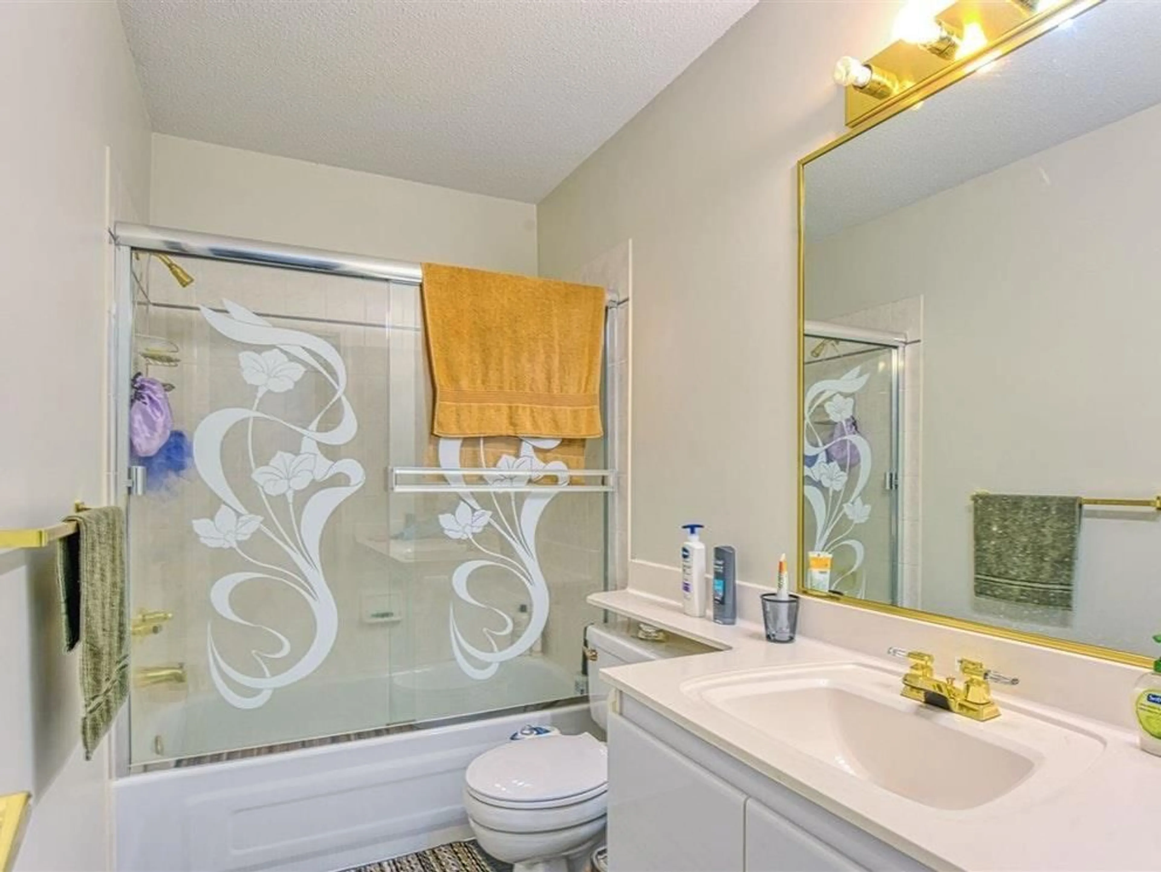 Standard bathroom, ceramic/tile floor for 97 - 7955 122 STREET, Surrey British Columbia V3W4T4
