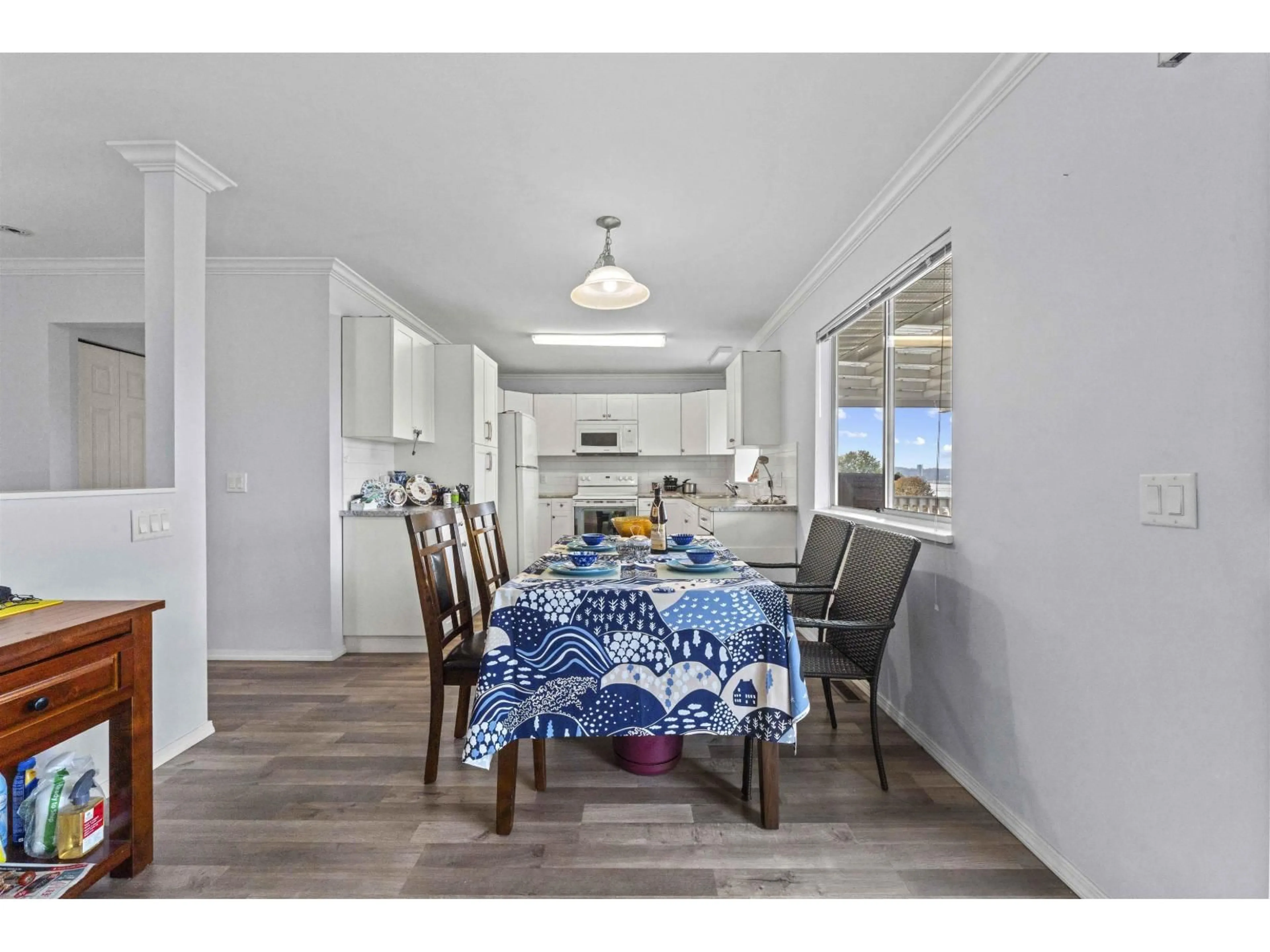 Dining room, wood/laminate floor for 13957 115A AVENUE, Surrey British Columbia V3R9Y4