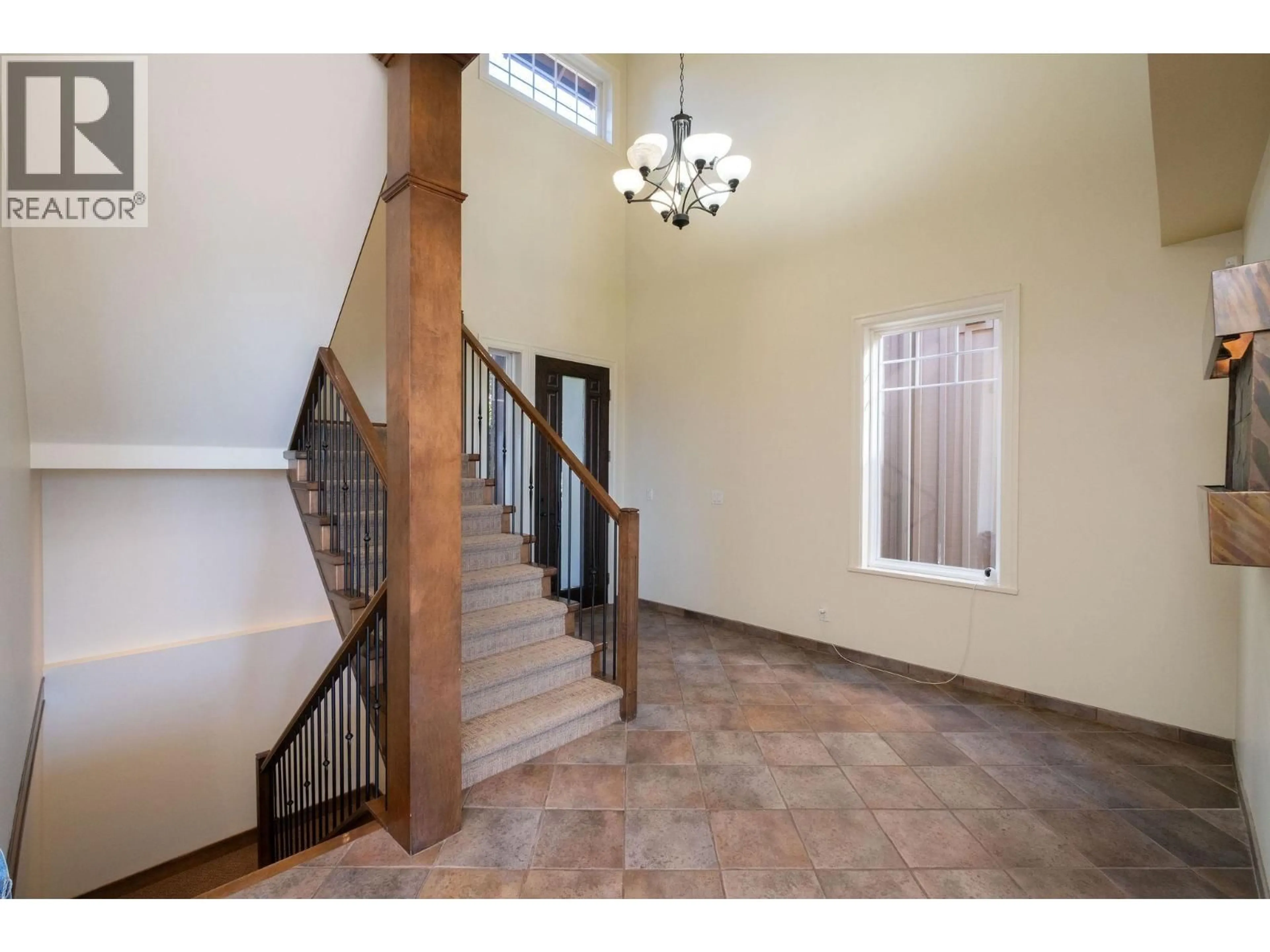 Indoor foyer for 3233 CHARTWELL LANE, Coquitlam British Columbia V3E3N1