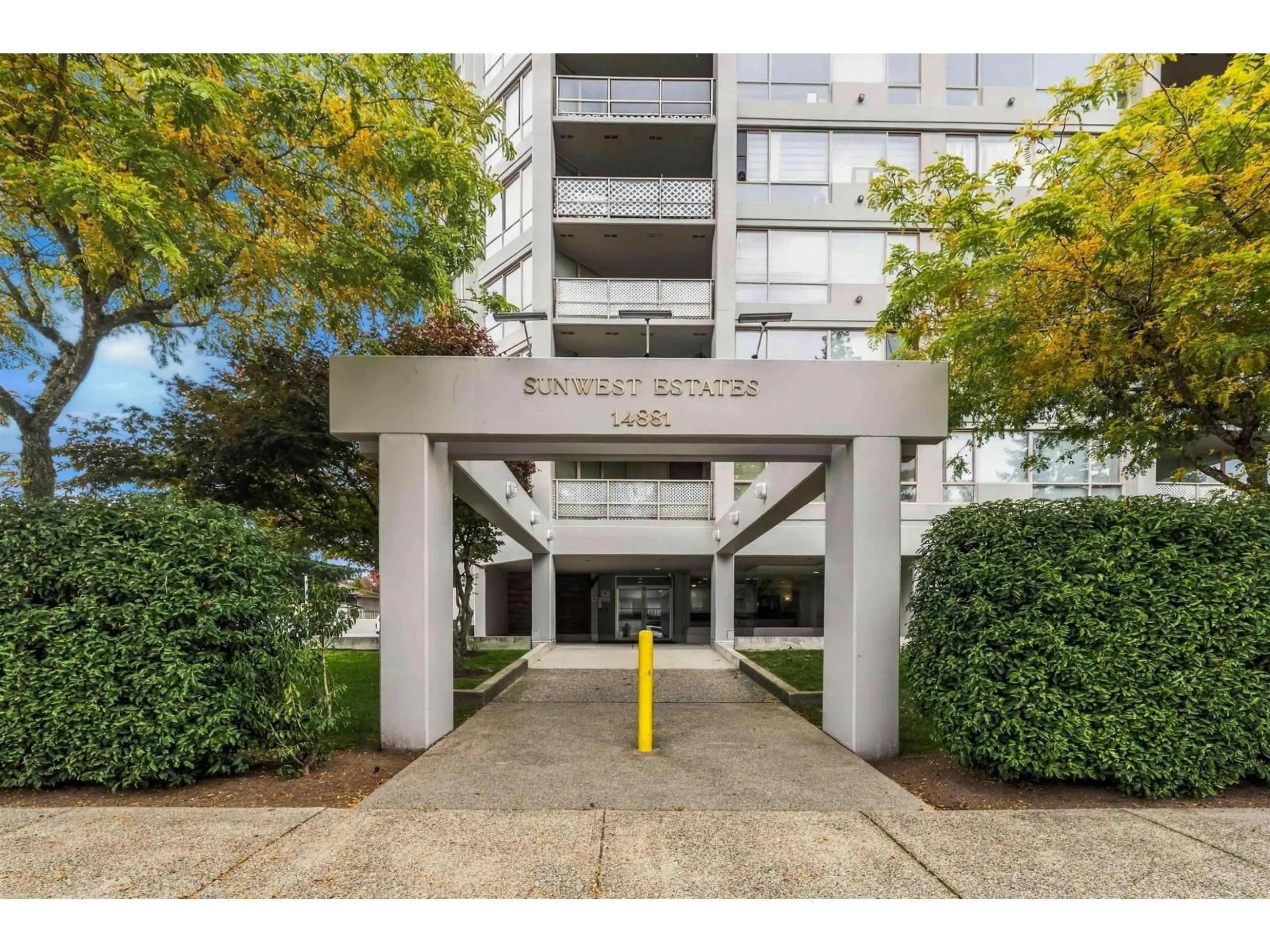 Indoor foyer for 706 - 14881 103A AVENUE, Surrey British Columbia V3R0M5