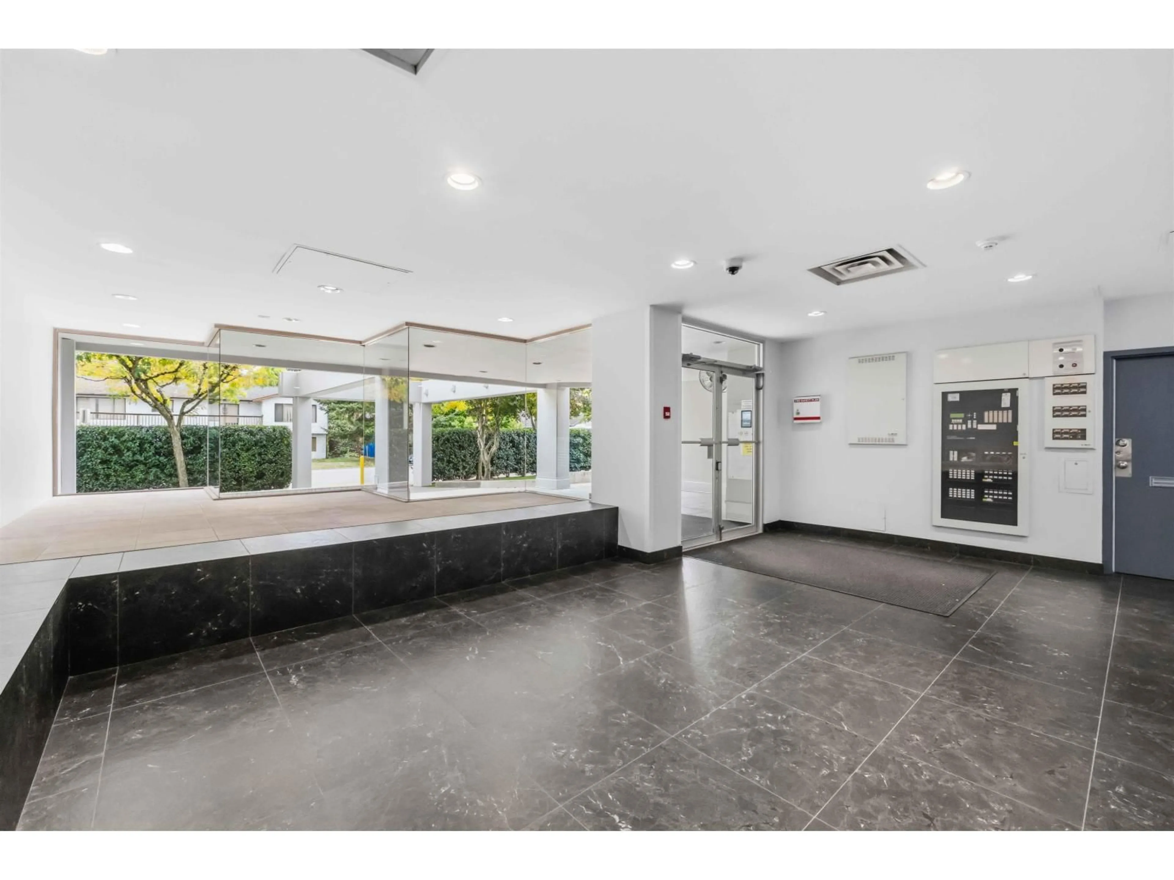 Indoor foyer for 706 - 14881 103A AVENUE, Surrey British Columbia V3R0M5