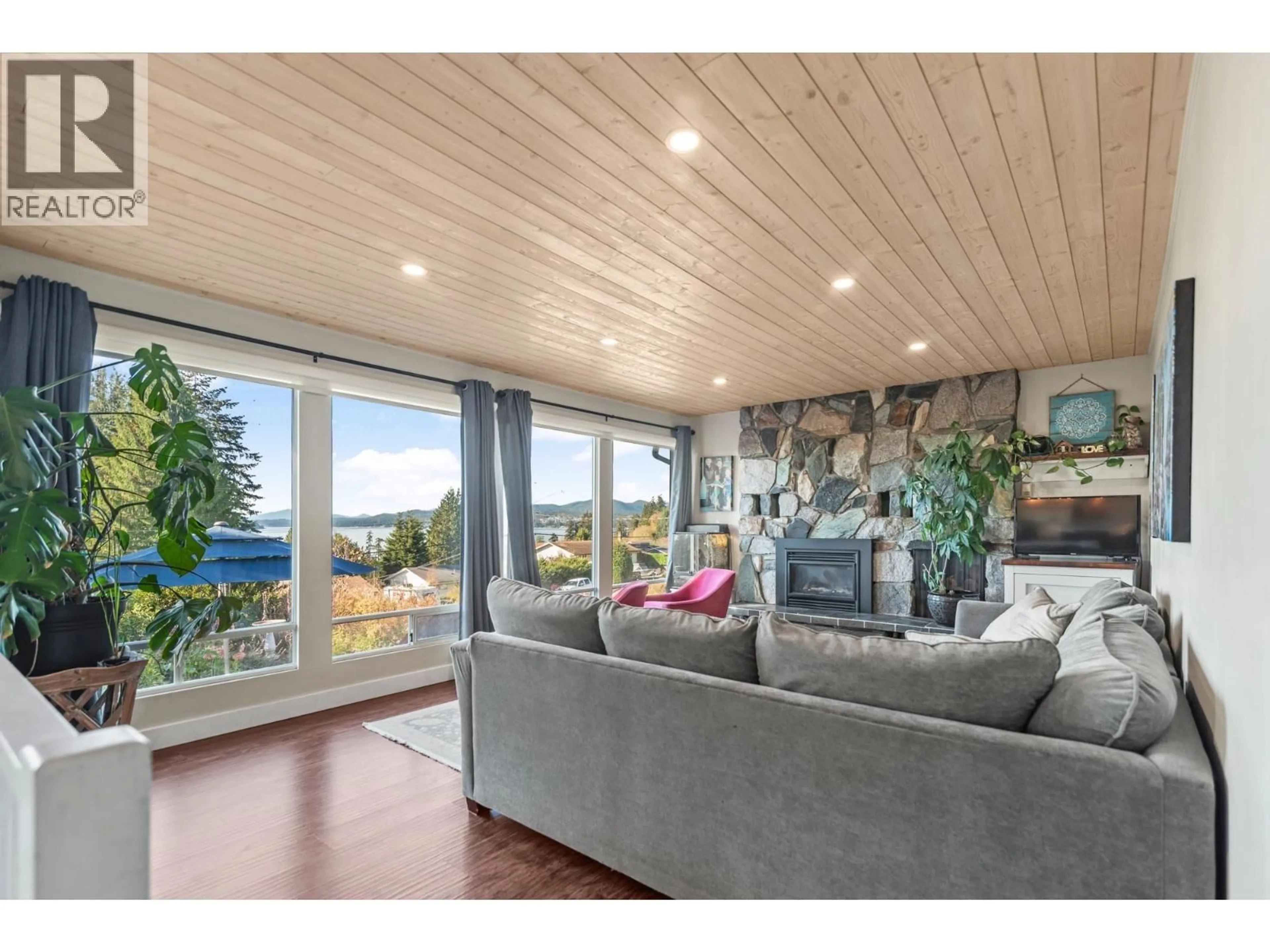Living room with furniture, wood/laminate floor for 4770 LAUREL AVENUE, Sechelt British Columbia V7Z0B4