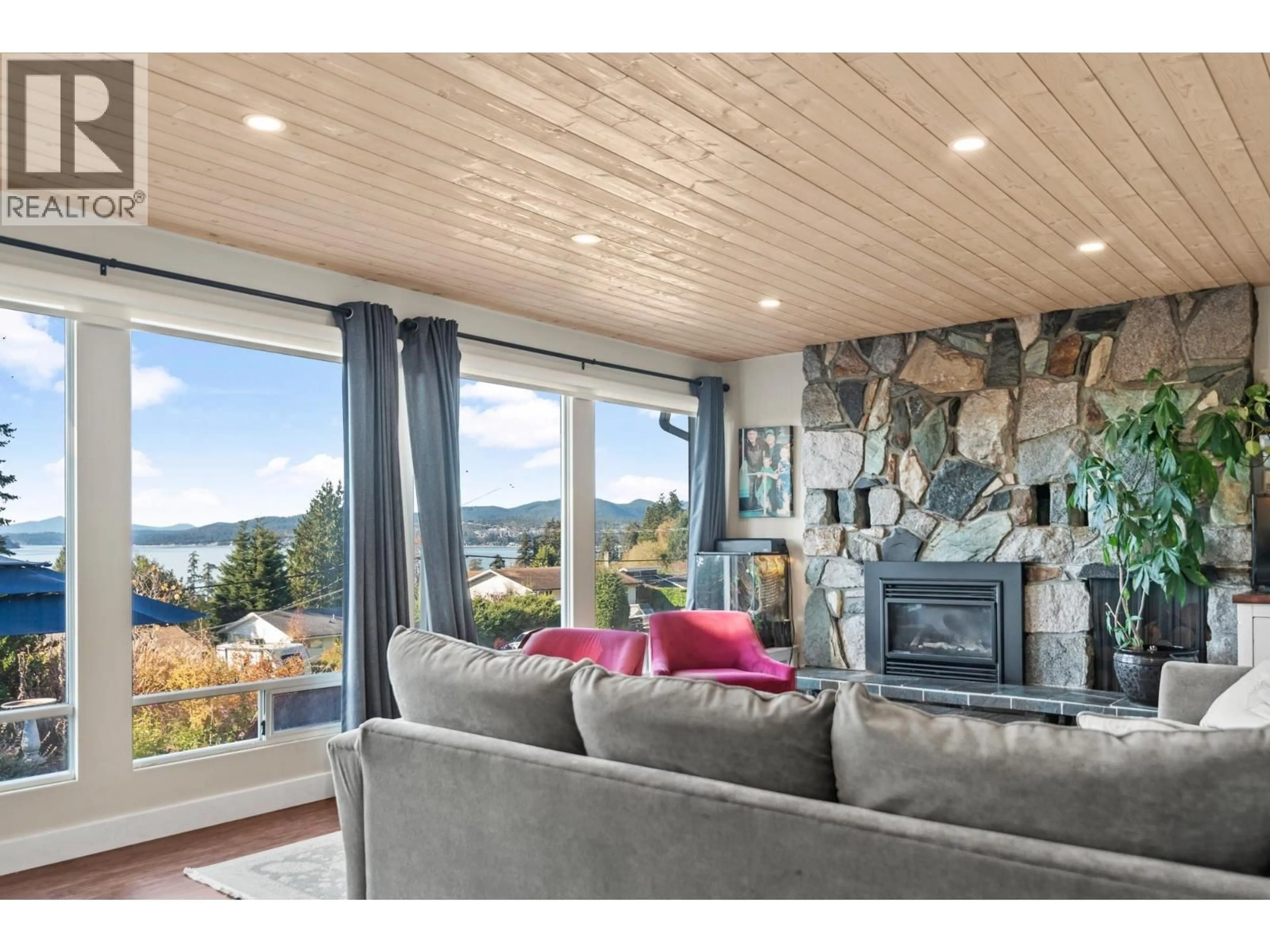 Living room with furniture, wood/laminate floor for 4770 LAUREL AVENUE, Sechelt British Columbia V7Z0B4