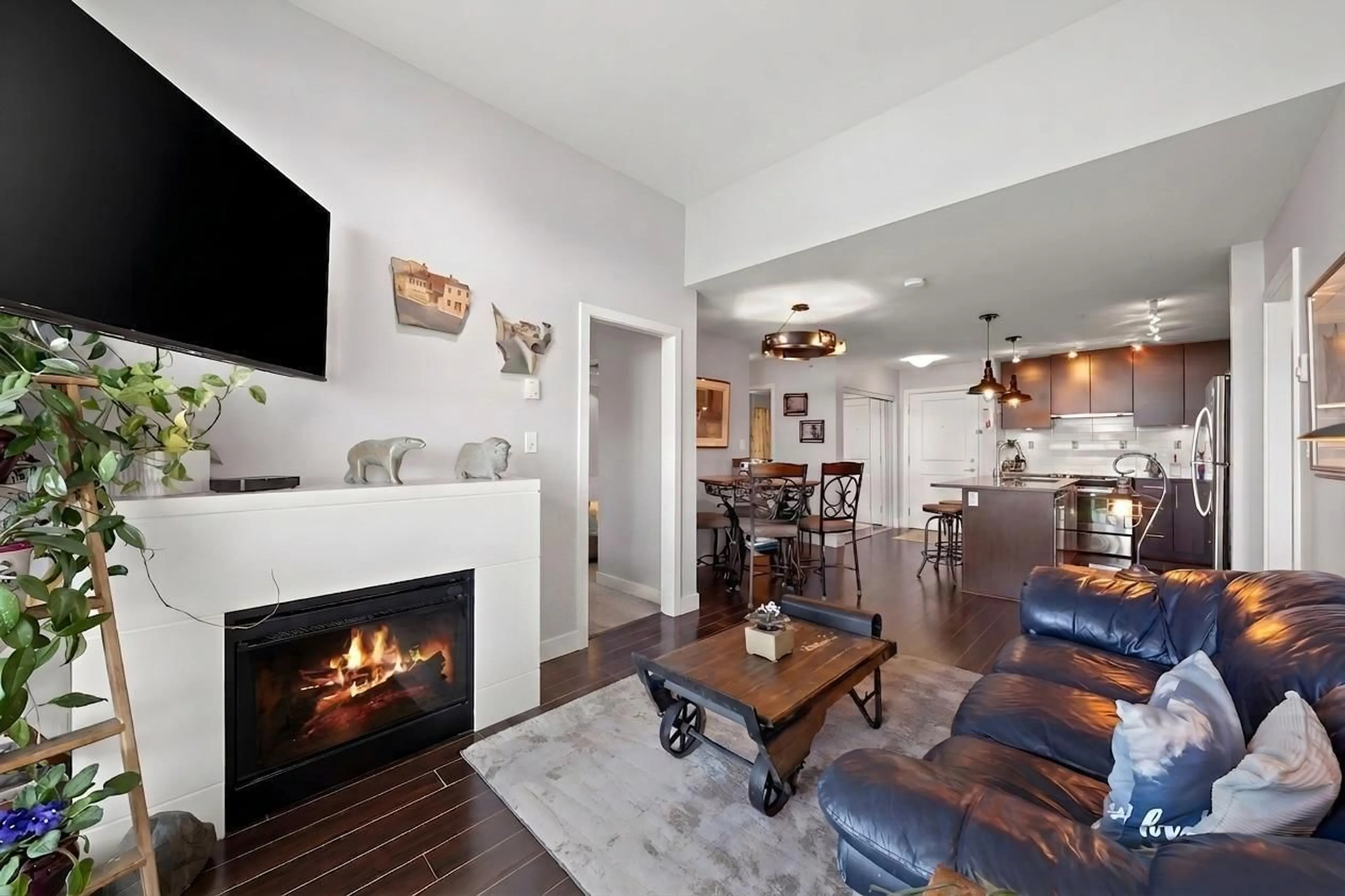 Living room with furniture, unknown for 439 - 15850 26 AVENUE, Surrey British Columbia V3S2N6