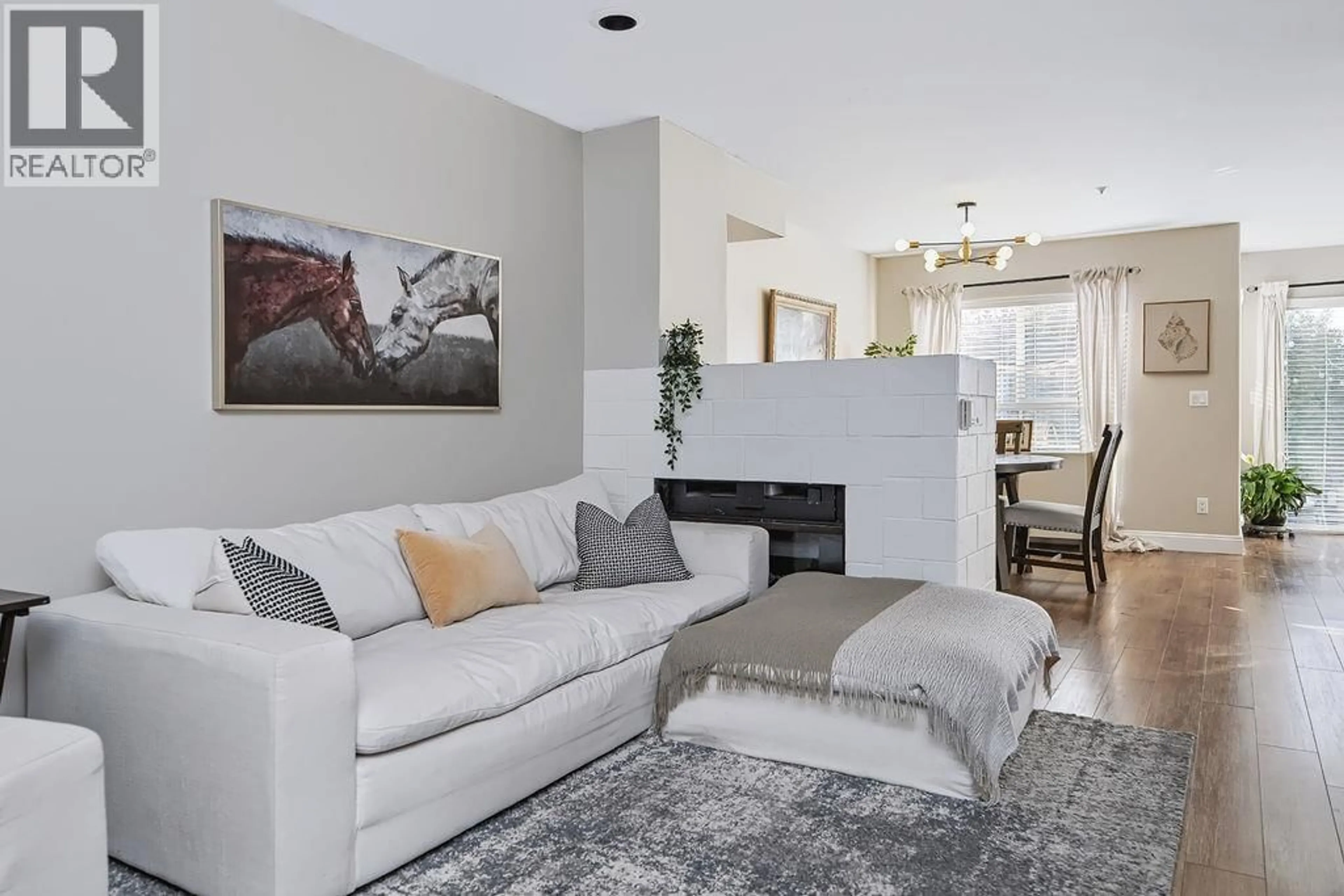 Living room with furniture, unknown for 3 - 735 PARK ROAD, Gibsons British Columbia V0N1V7