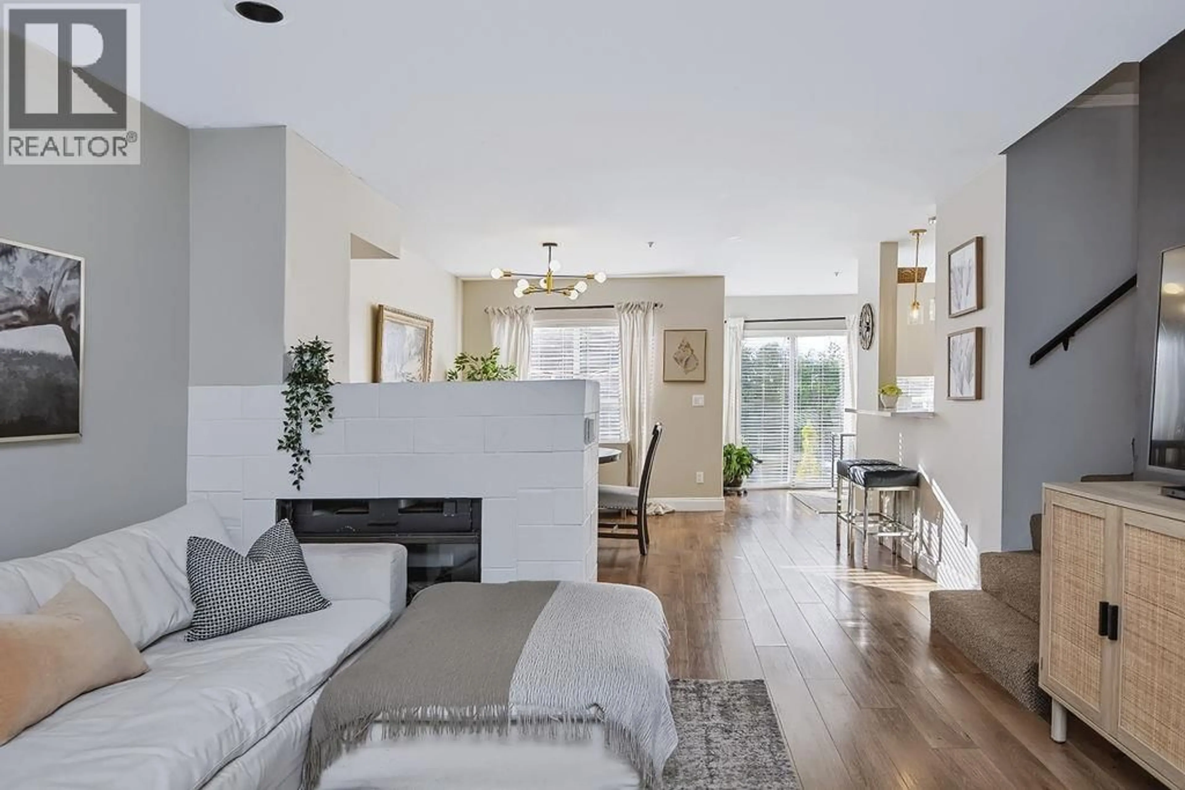 Living room with furniture, unknown for 3 - 735 PARK ROAD, Gibsons British Columbia V0N1V7