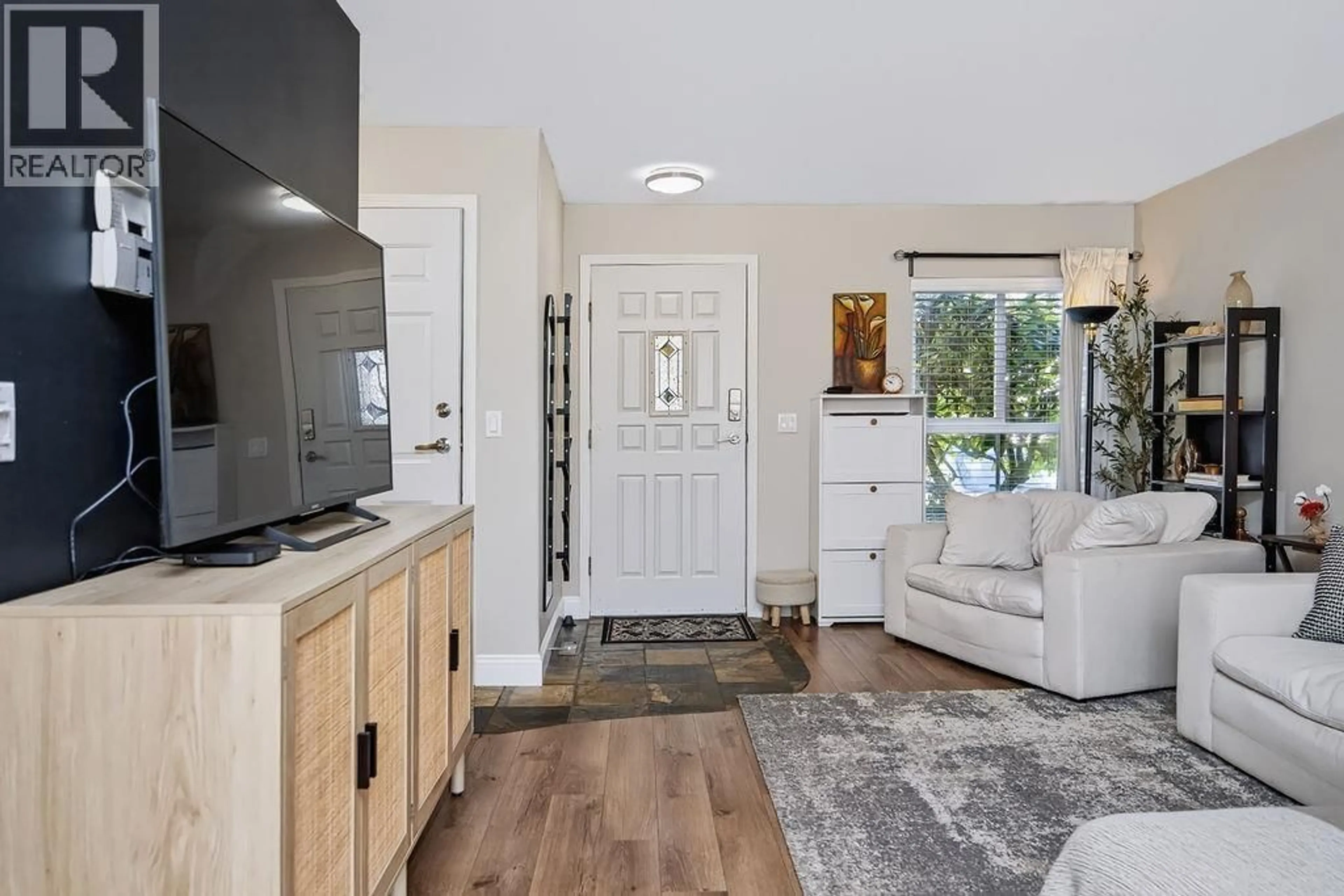 Indoor entryway for 3 - 735 PARK ROAD, Gibsons British Columbia V0N1V7