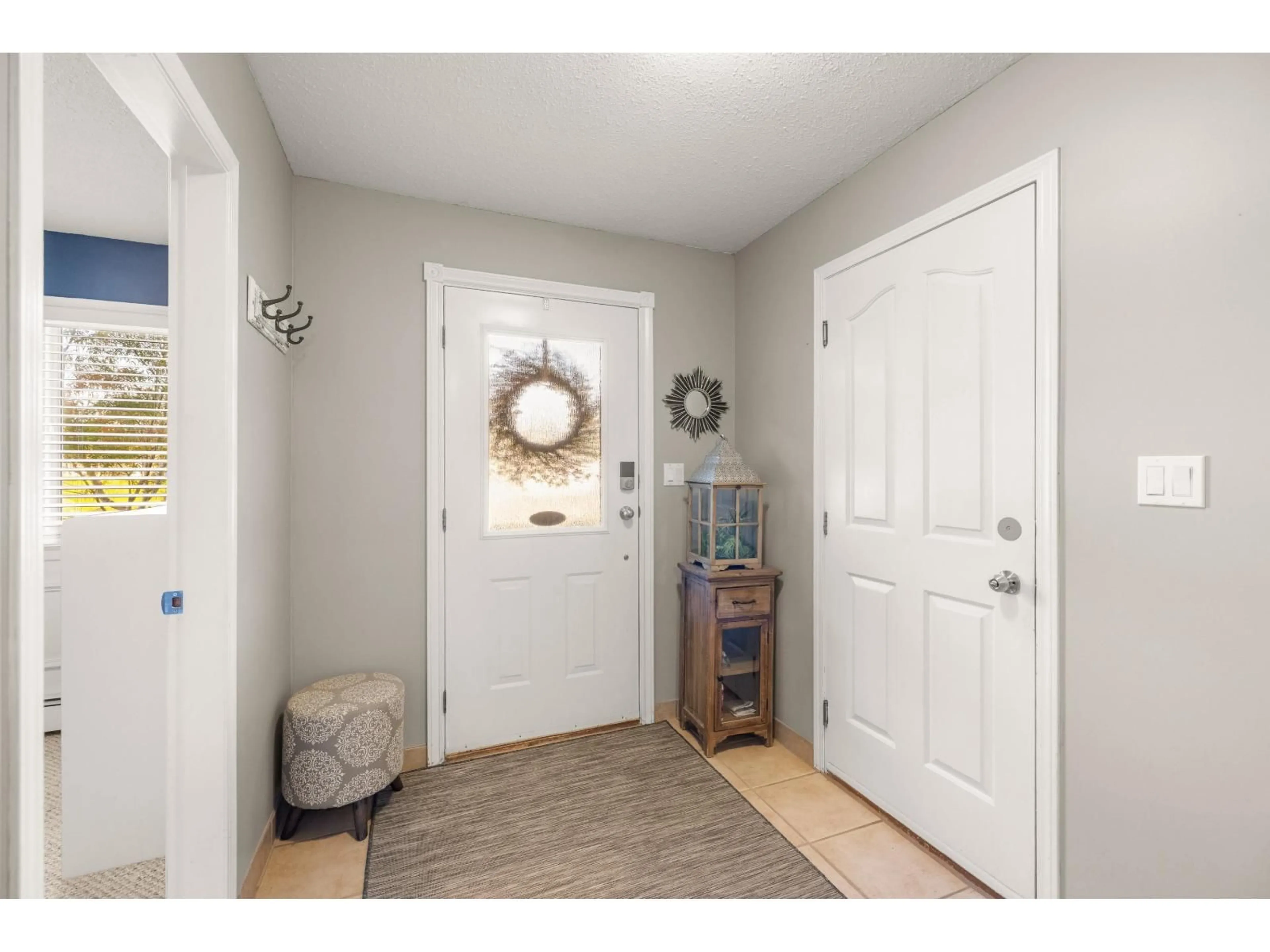 Indoor entryway for 34601 SEMLIN PLACE, Abbotsford British Columbia V2S6K7
