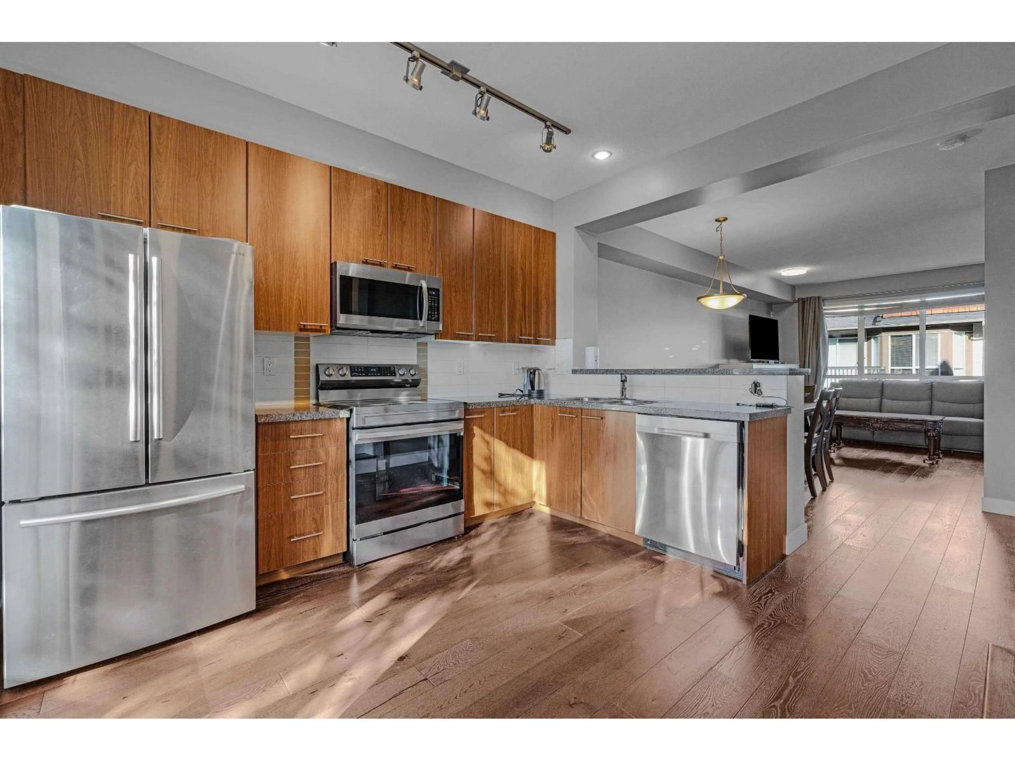 Open concept kitchen, wood/laminate floor for 76 - 7155 189 STREET, Surrey British Columbia V4N5S8