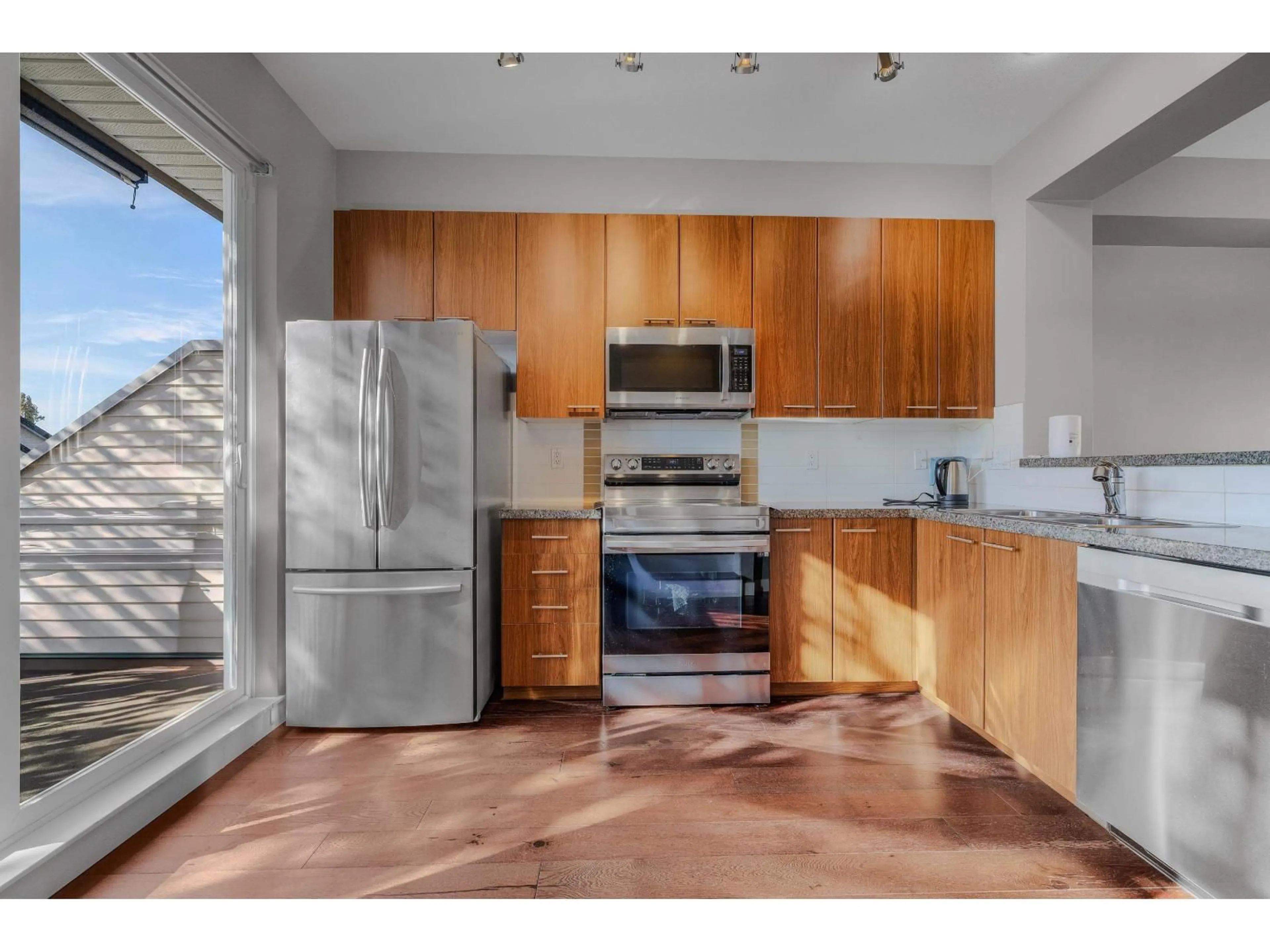Standard kitchen, wood/laminate floor for 76 - 7155 189 STREET, Surrey British Columbia V4N5S8