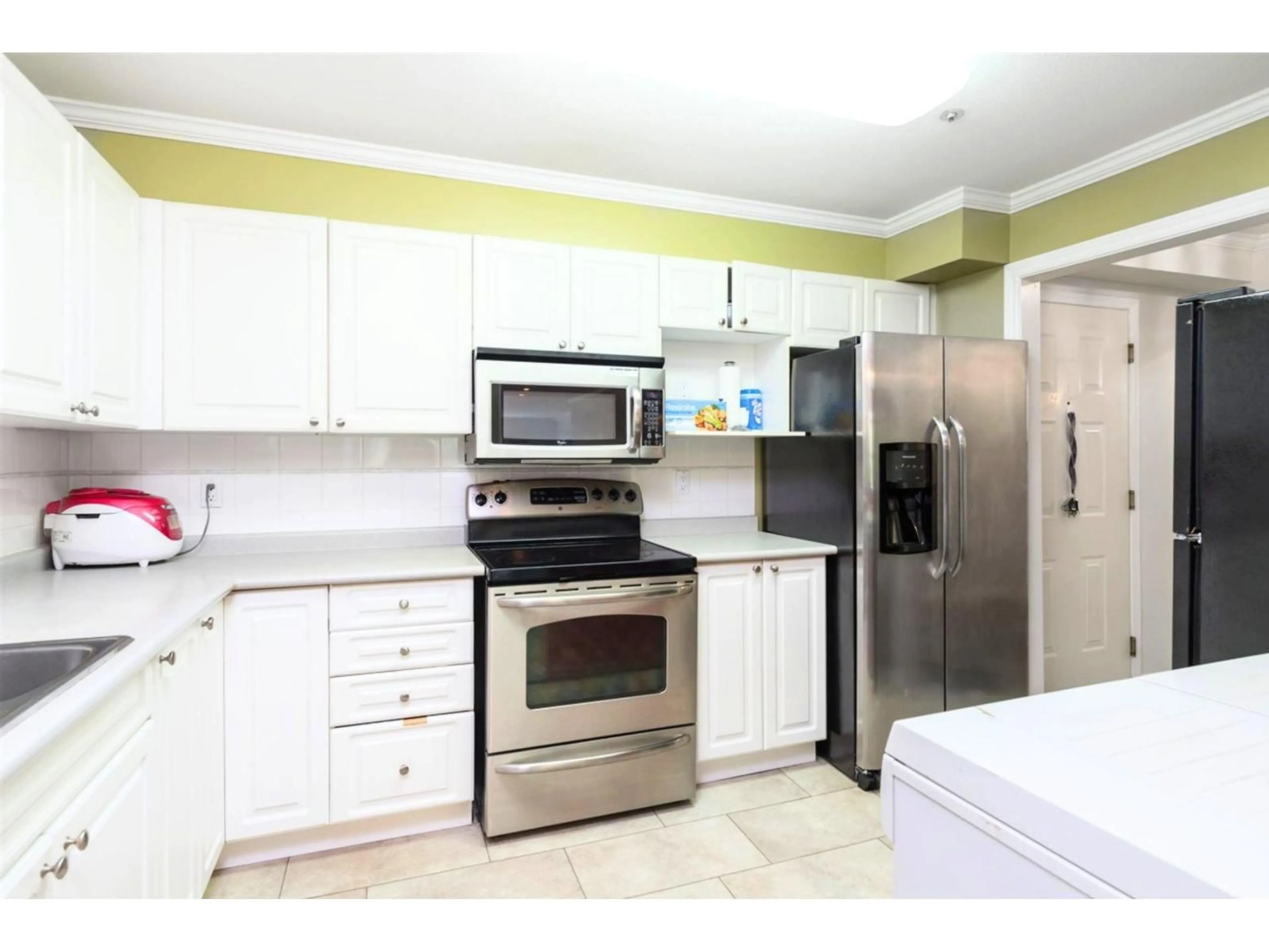 Standard kitchen, unknown for 201 - 9626 148 STREET, Surrey British Columbia V3R0W2