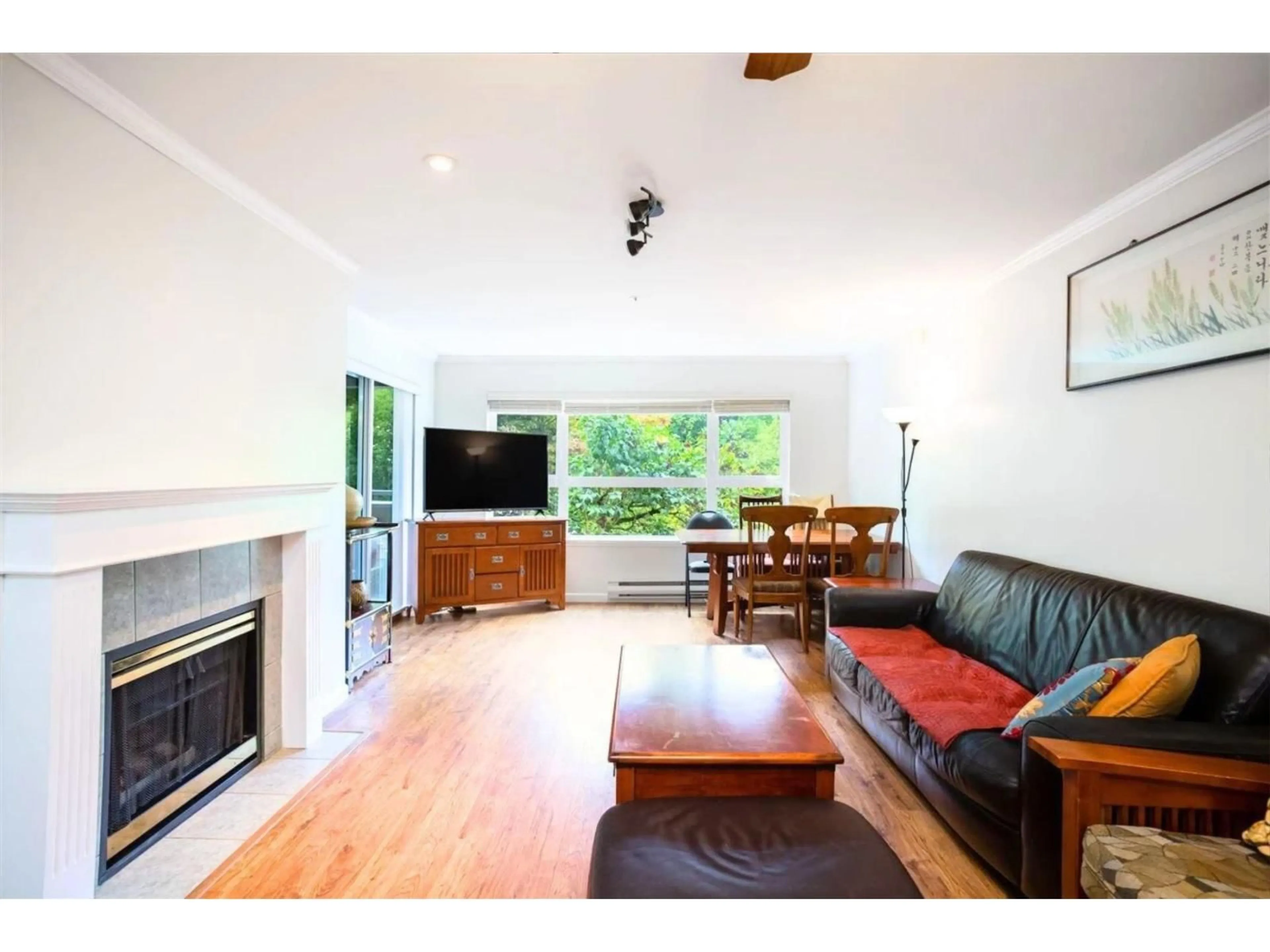 Living room with furniture, wood/laminate floor for 201 - 9626 148 STREET, Surrey British Columbia V3R0W2