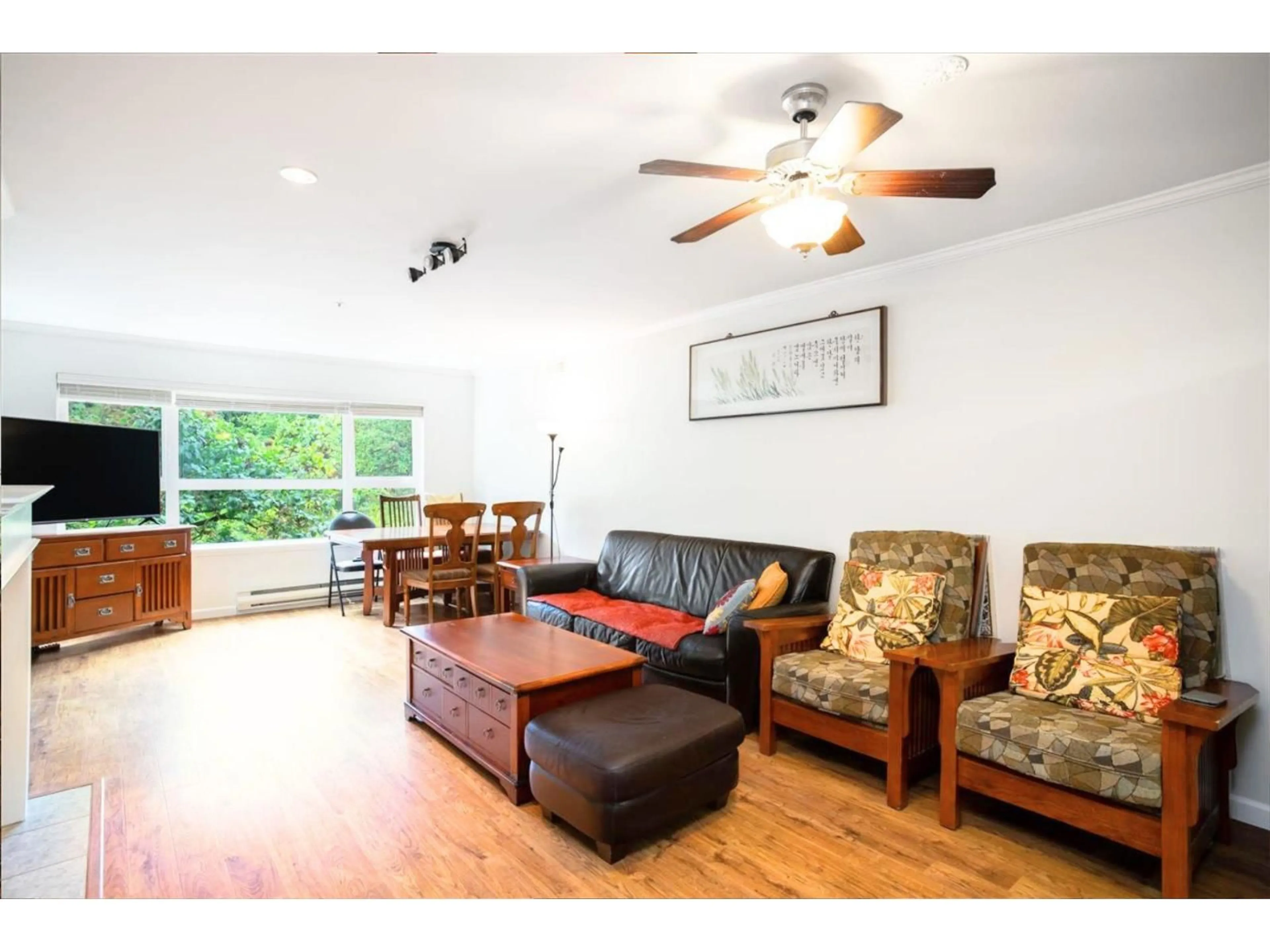 Living room with furniture, wood/laminate floor for 201 - 9626 148 STREET, Surrey British Columbia V3R0W2
