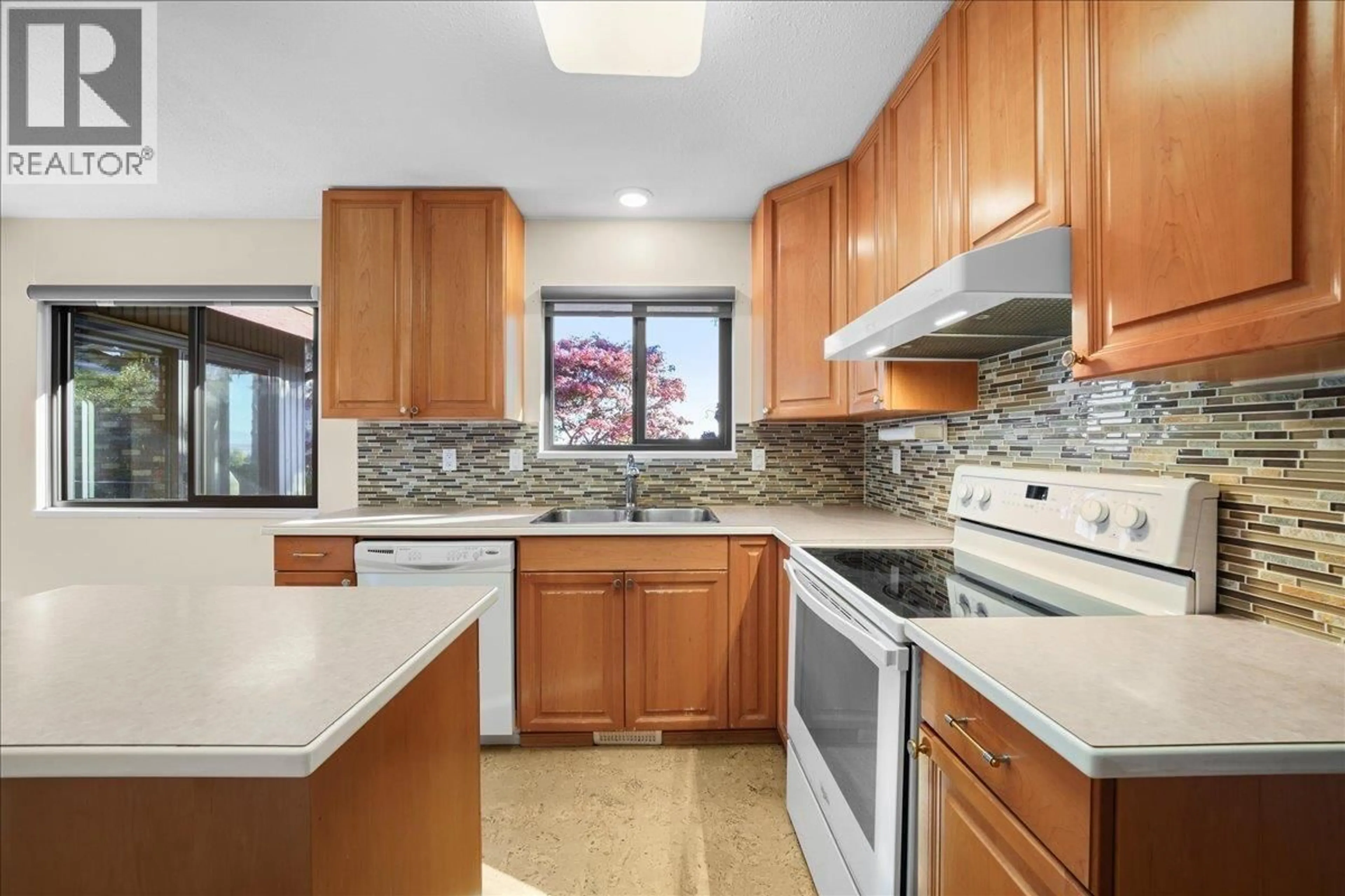 Standard kitchen, ceramic/tile floor for 364 54 STREET, Delta British Columbia V4M3G5