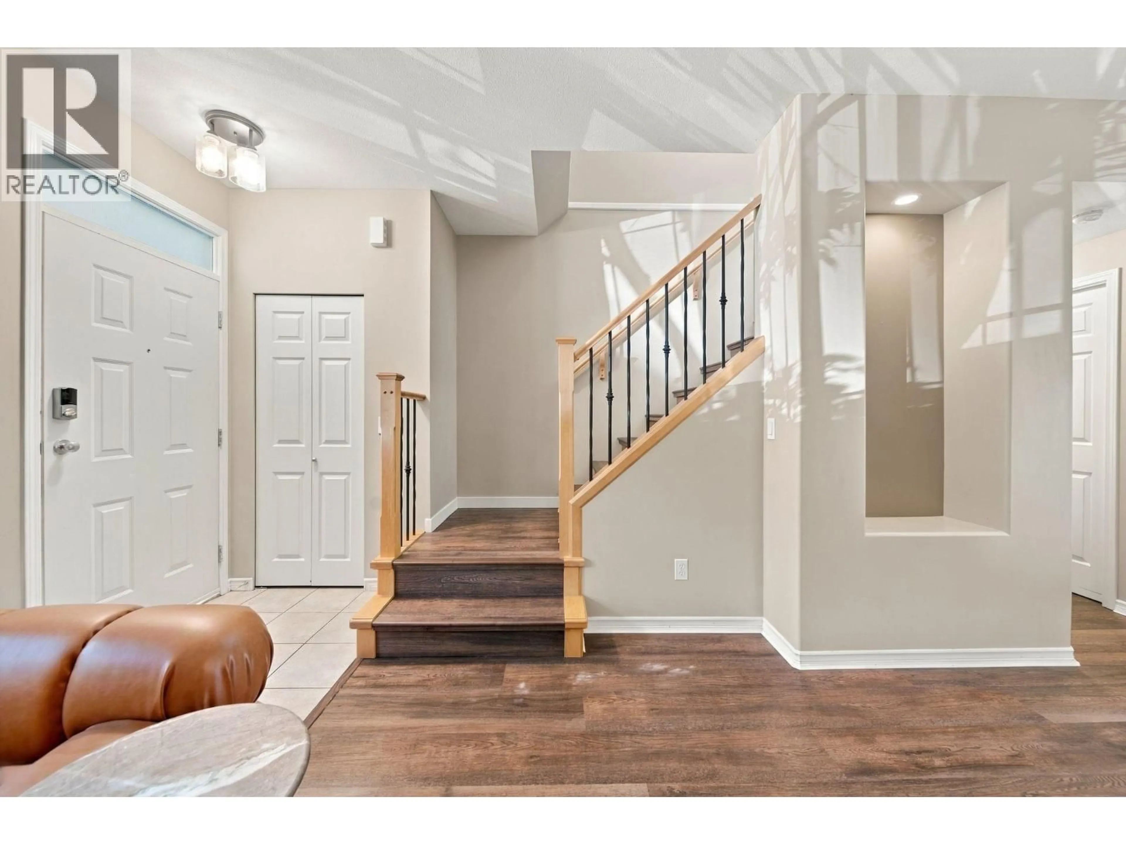 Indoor entryway for 24115 102A AVENUE, Maple Ridge British Columbia V2W2B3