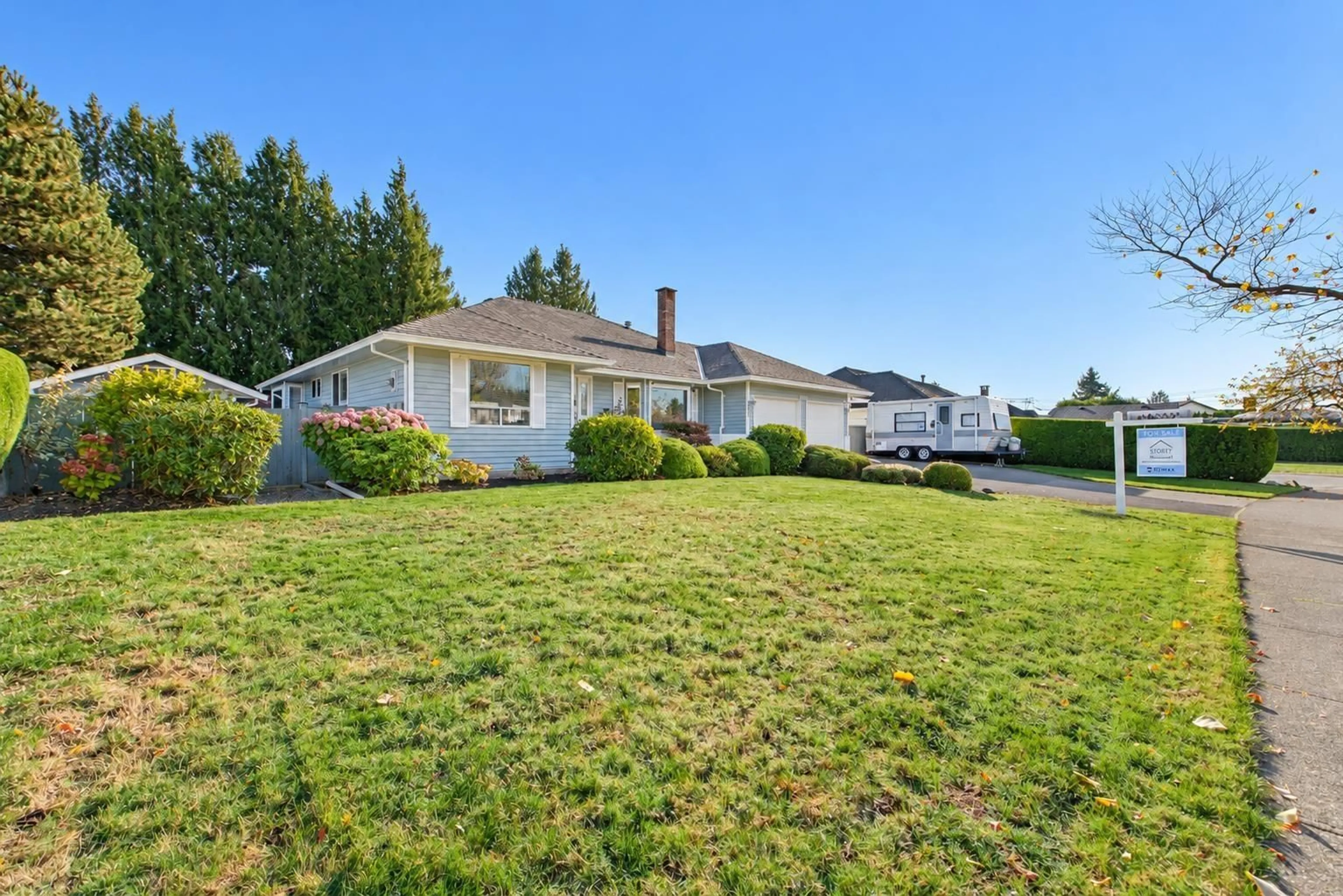 Home with vinyl exterior material, street for 5632 SUNRISE CRESCENT EAST, Surrey British Columbia V3S7M5
