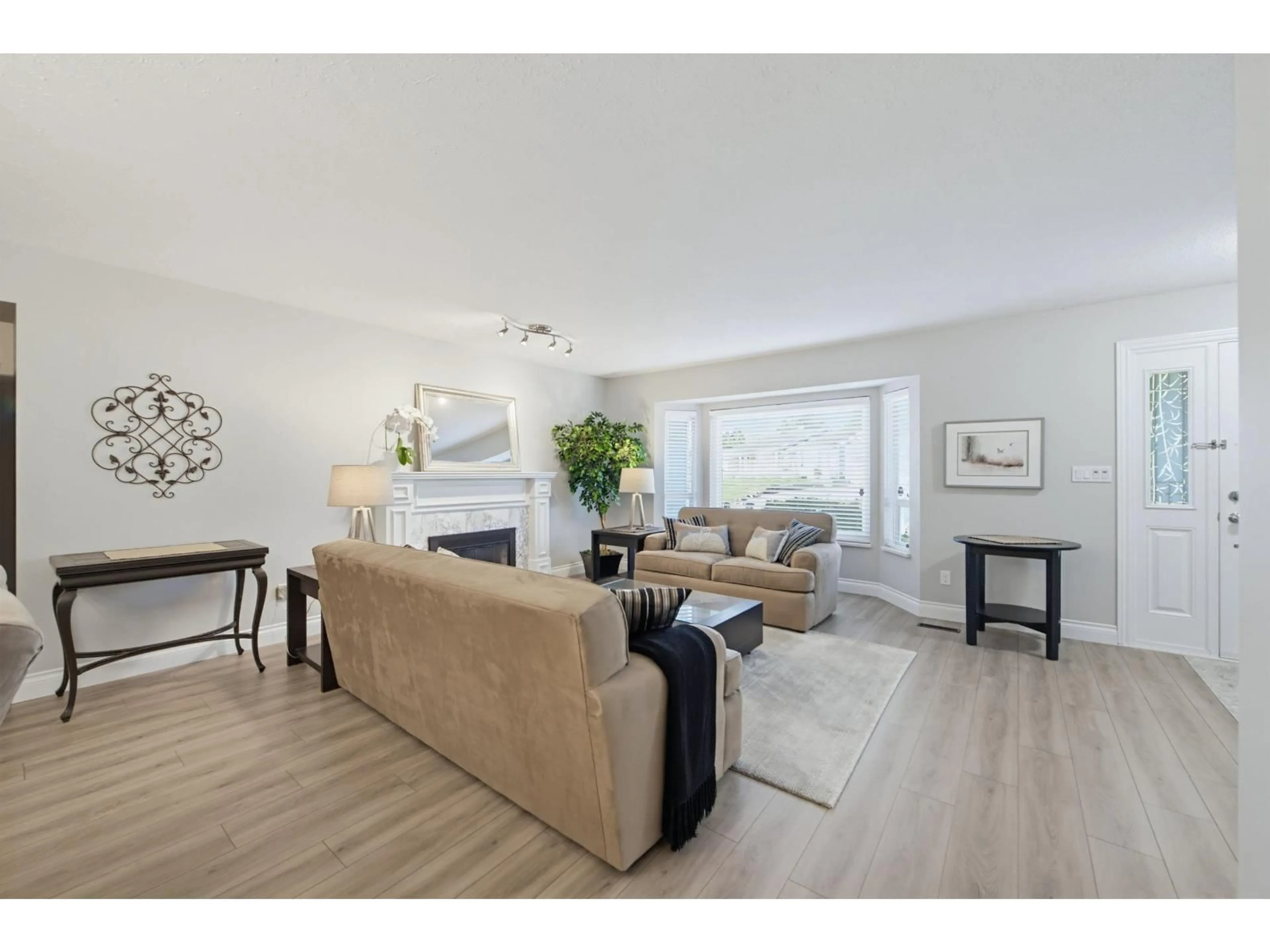 Living room with furniture, wood/laminate floor for 5632 SUNRISE CRESCENT EAST, Surrey British Columbia V3S7M5